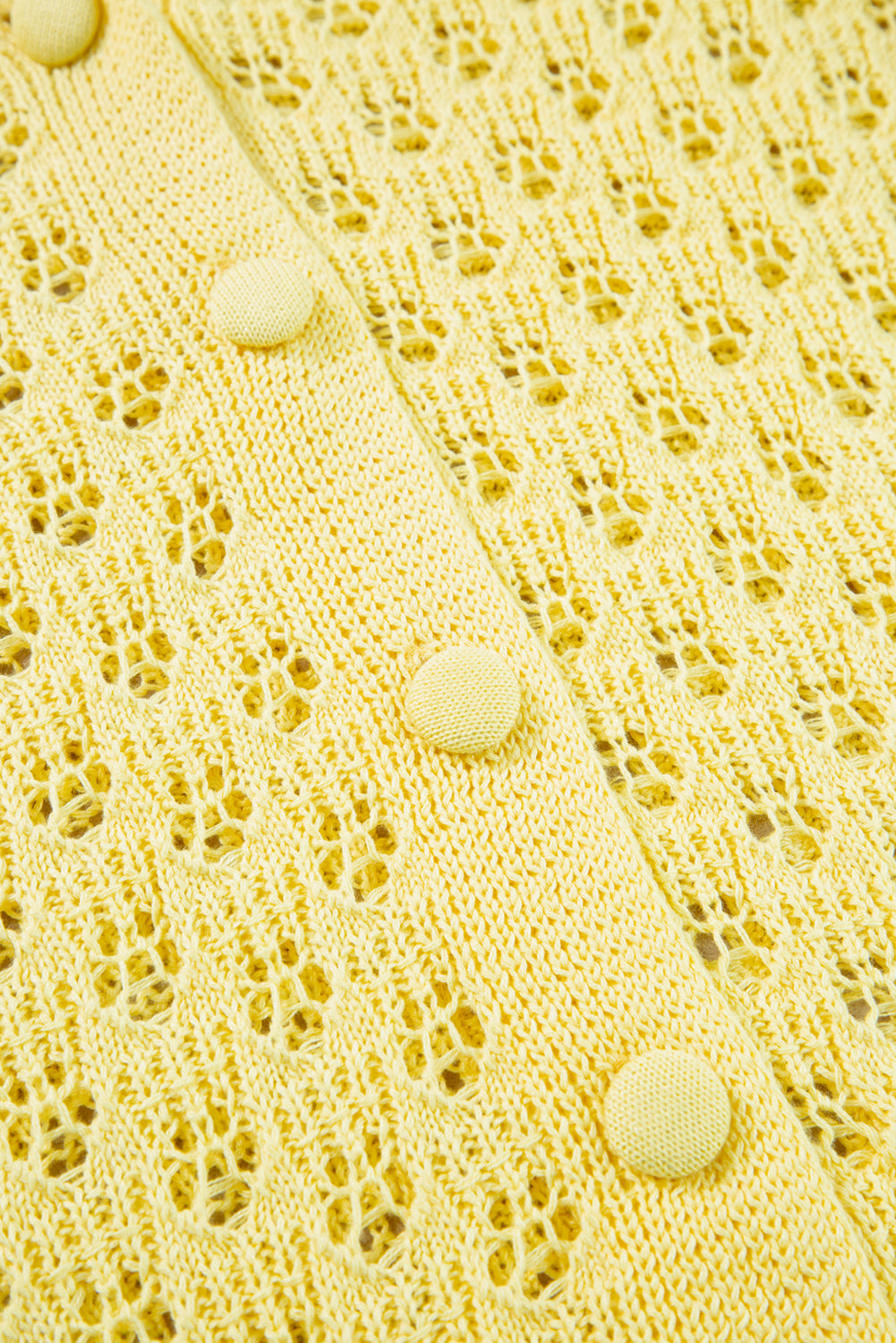 Gelber pointelle-strickpullover mit v-ausschnitt strickjacke