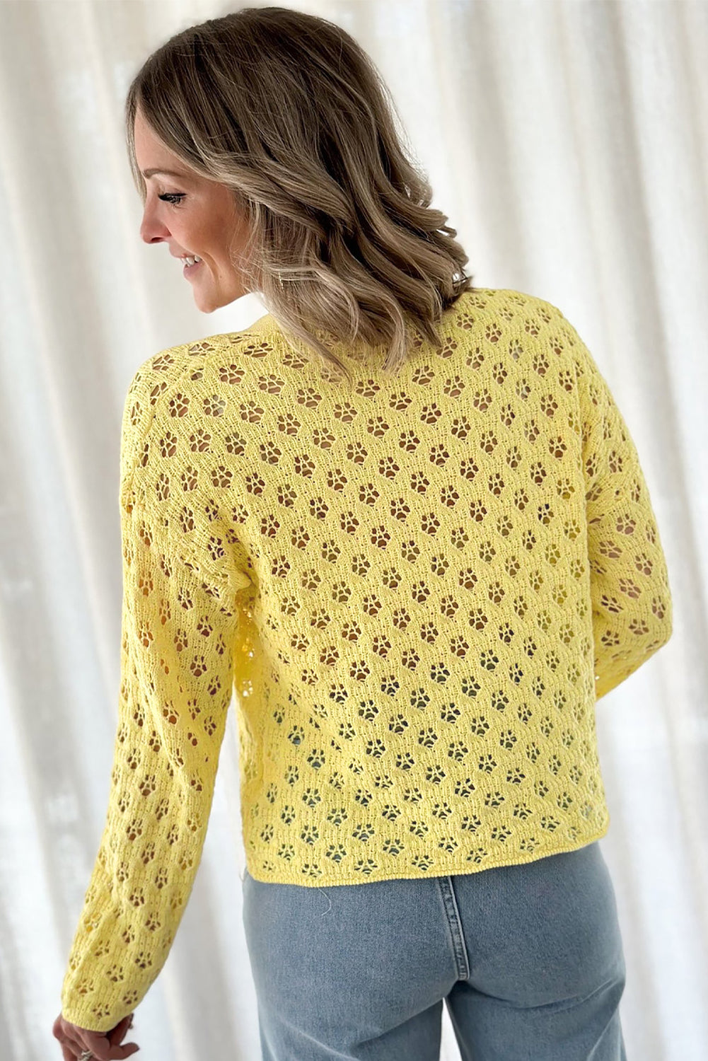 Gelber pointelle-strickpullover mit v-ausschnitt strickjacke