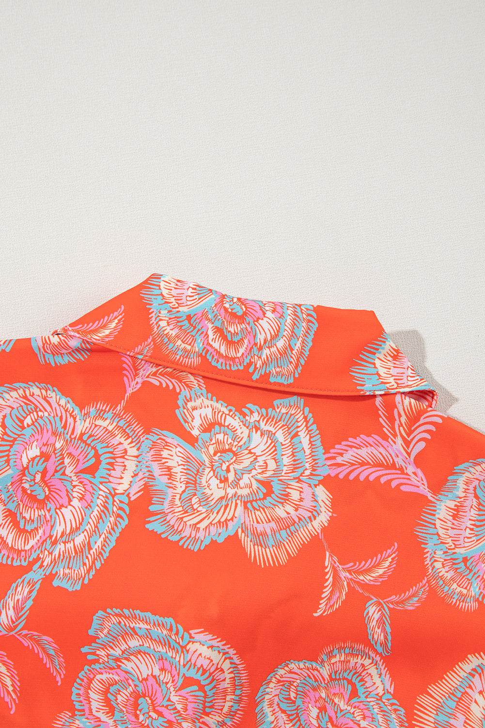Rotes hemd mit blumendruck und reverskragen loses minikleid