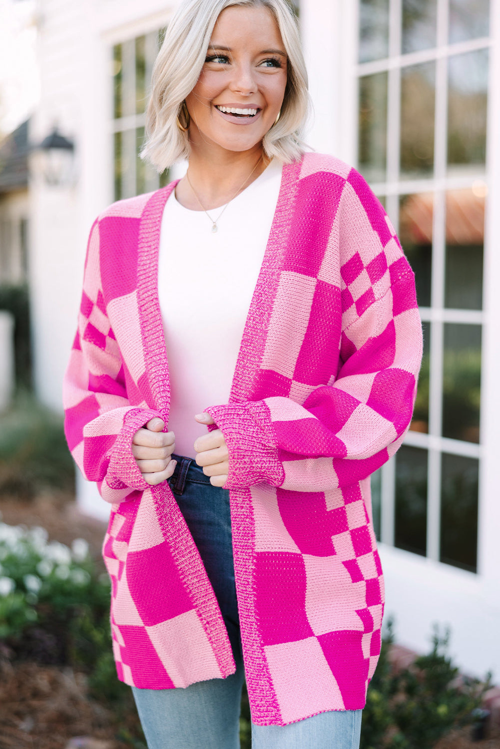 Rot karierte strickjacke mit geripptem saum und offener vorderseite