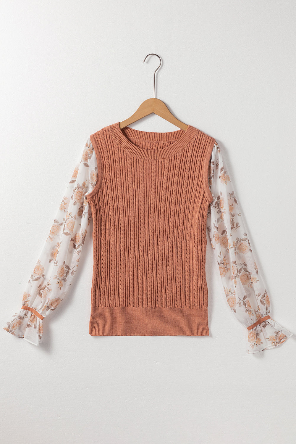Goldener floraler patchwork-pullover mit gerüschter manschette und kabelstrick