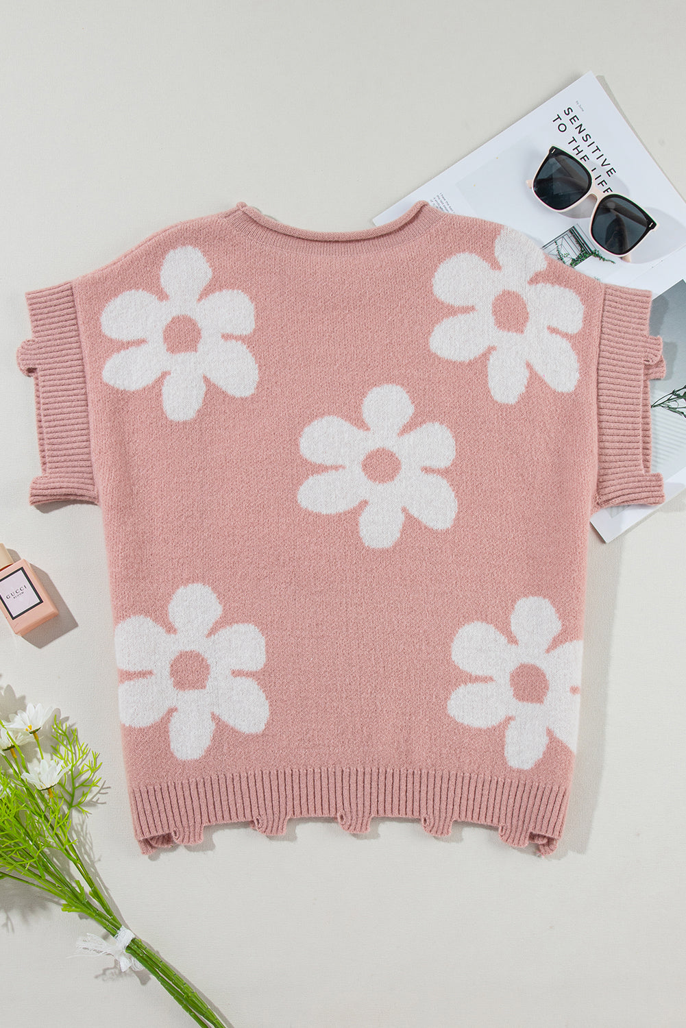 Hellrosa perlenblume distressed edge pullover t shirt