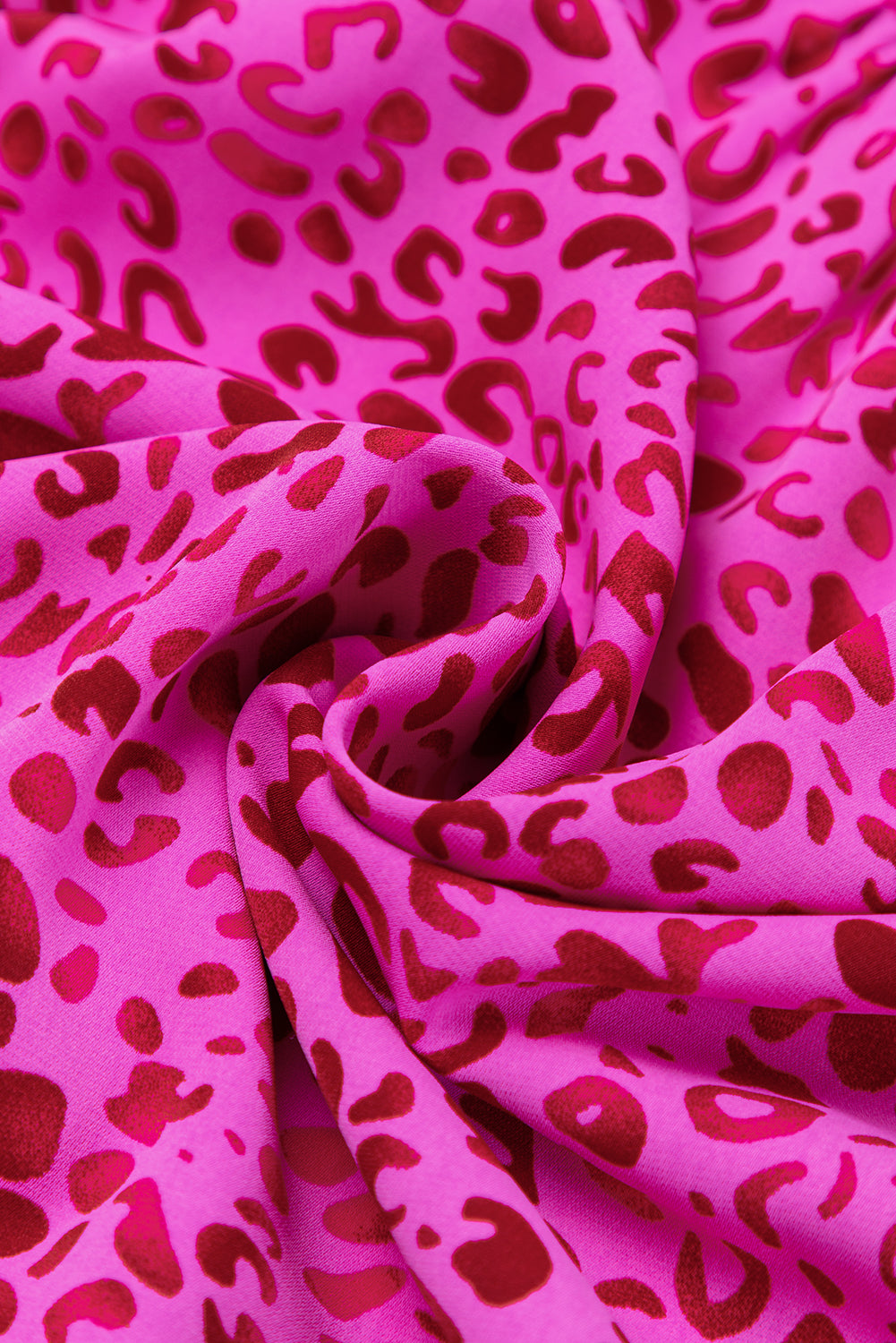 Rosenrotes leopardenmuster gerafftes maxikleid mit rüschenbesatz