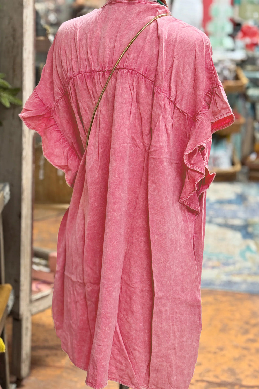 Rosa gerüschtes minikleid aus denim mit kurzen ärmeln und knöpfen