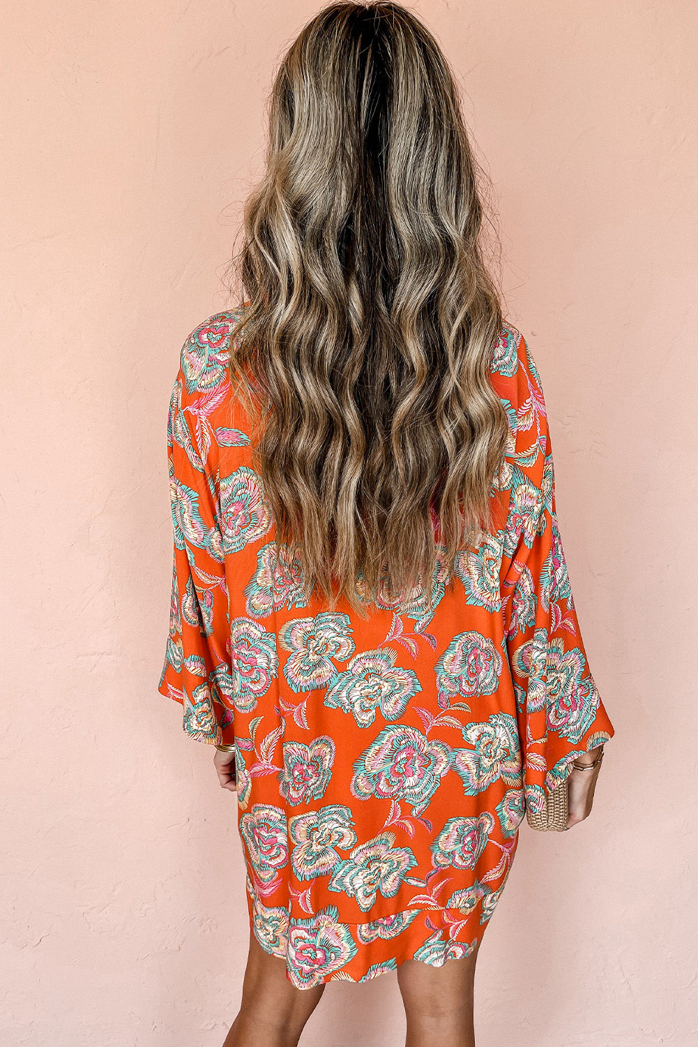 Rotes hemd mit blumendruck und reverskragen loses minikleid