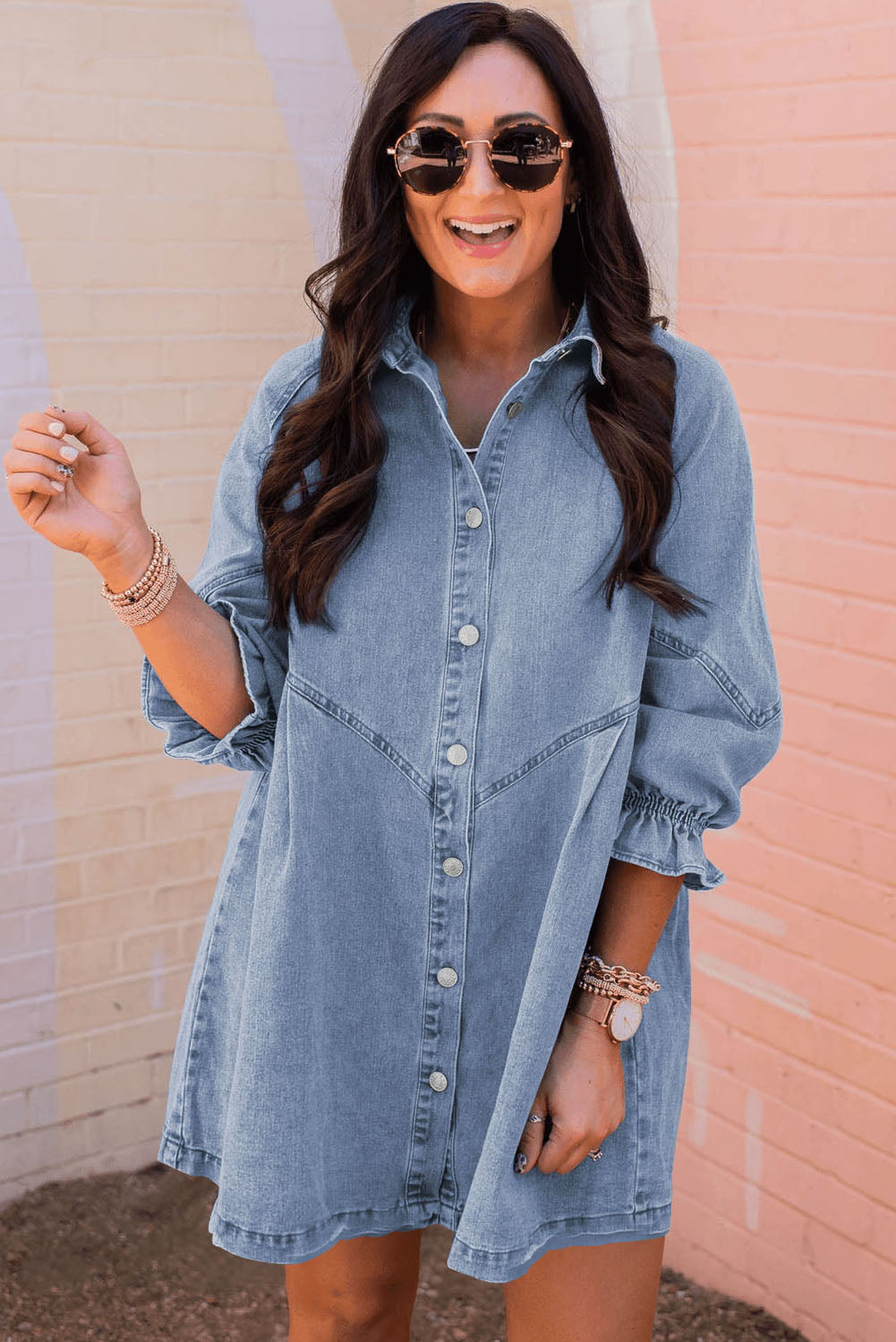 Hemelse blauwe denim mini-jurk met lange mouwen met knopen