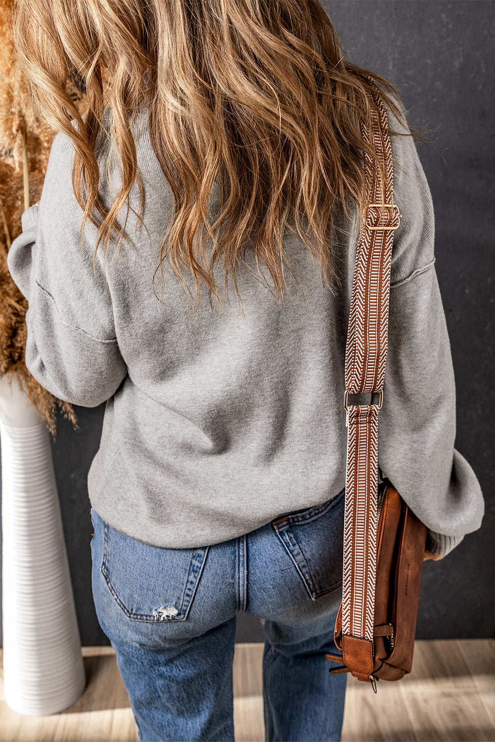Grauer rollkragenpullover mit hängenden schultern und bubble sleeve strickpullover