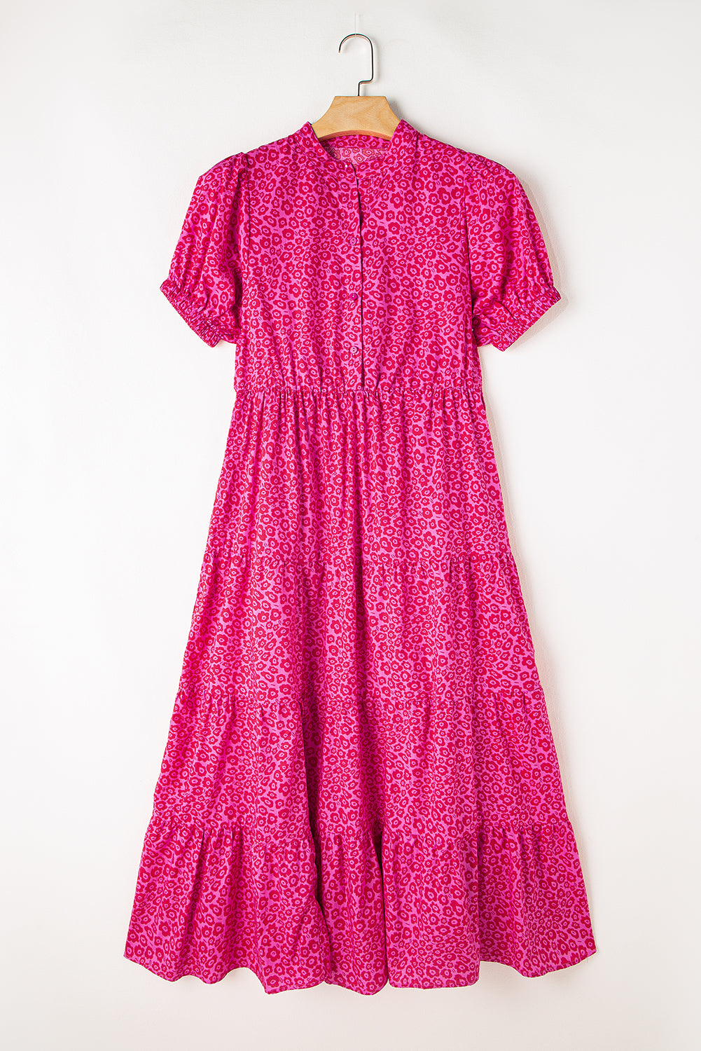 Rosenrotes blumenkleid mit puffärmeln und gestuftem maxikleid