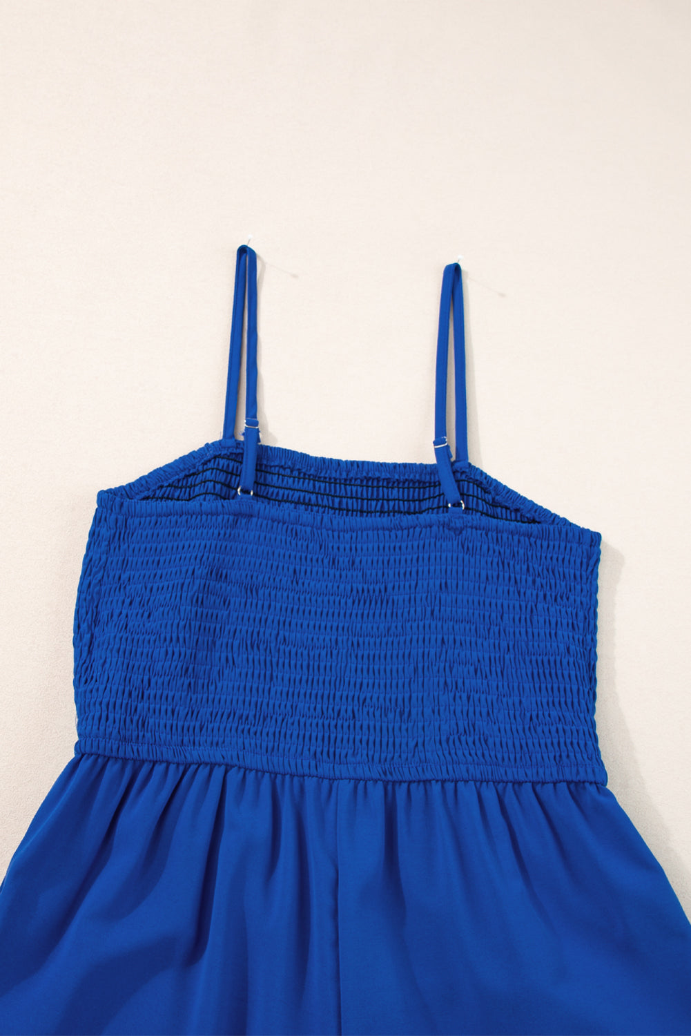 Marineblauer spaghettiträger-overall mit gerafftem, weitem bein