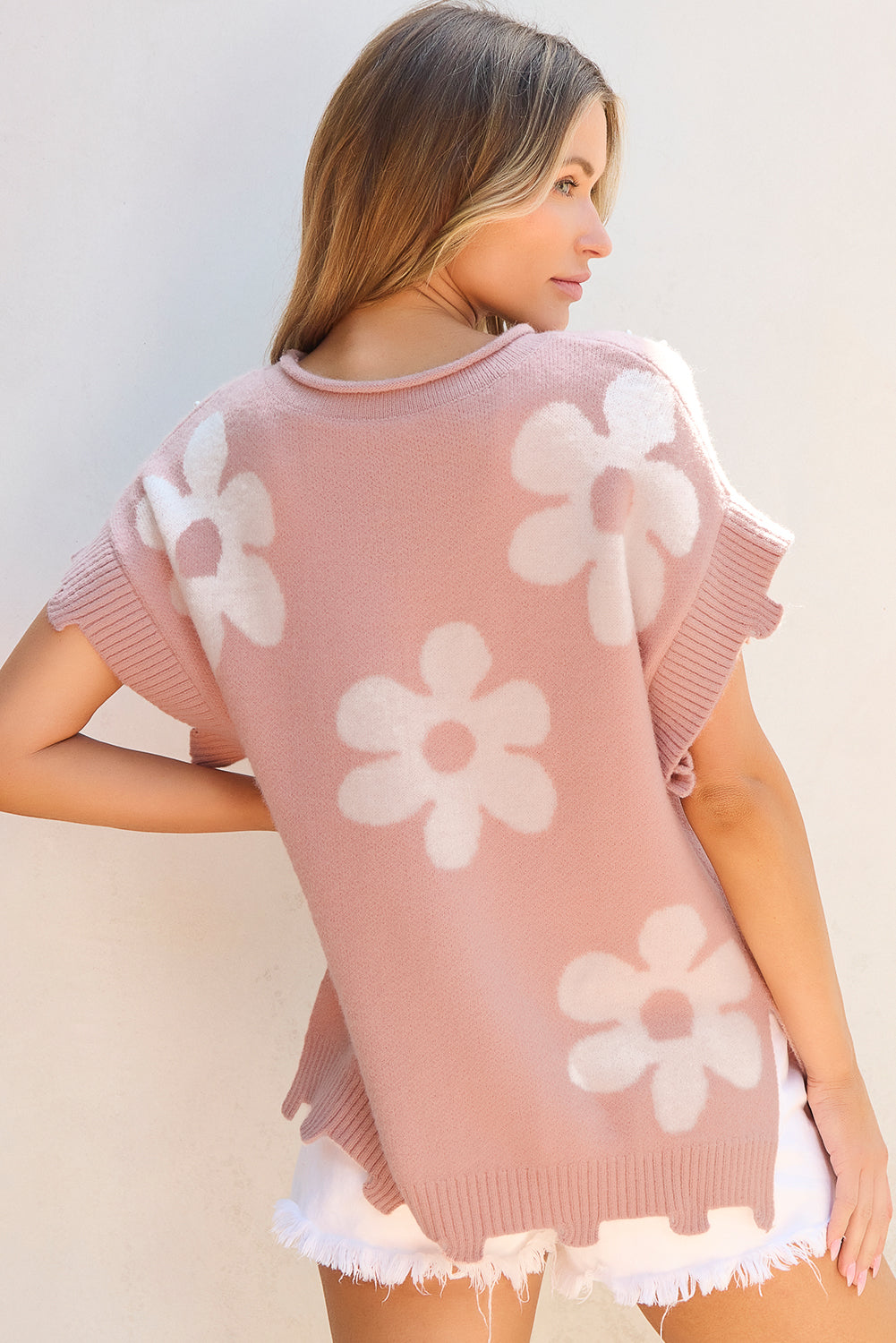 Hellrosa perlenblume distressed edge pullover t shirt