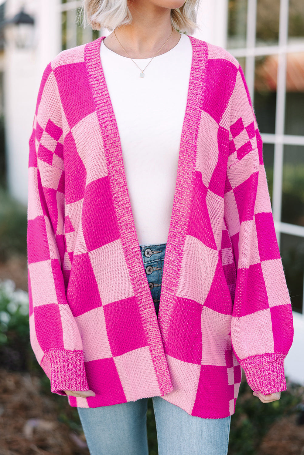 Rot karierte strickjacke mit geripptem saum und offener vorderseite