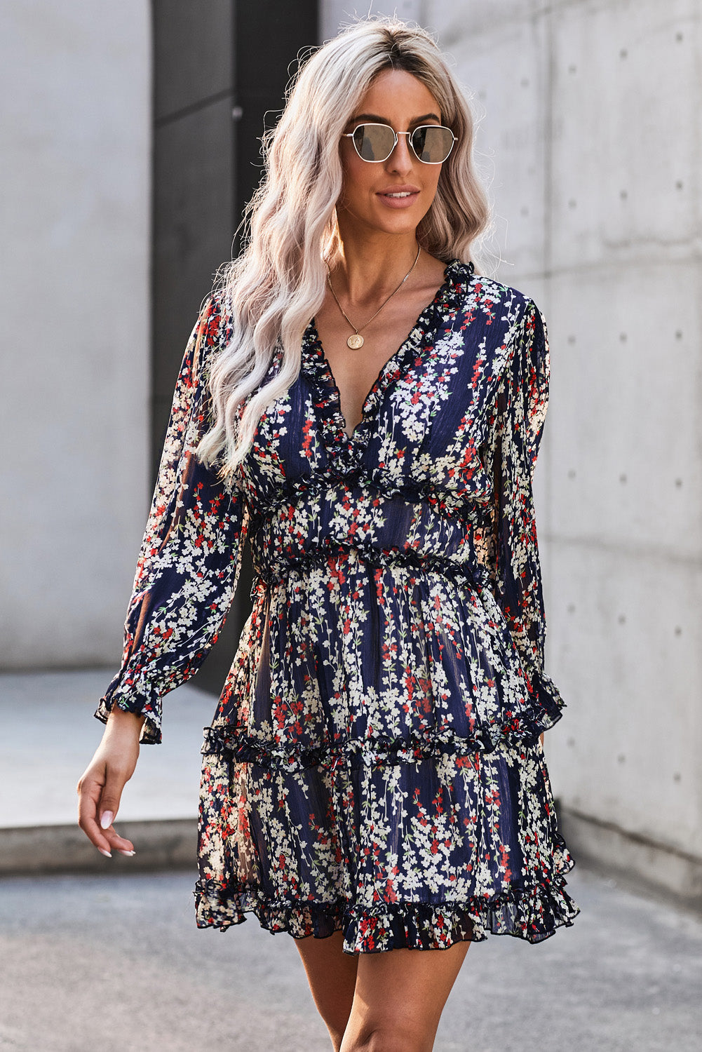 Blaues kleid mit rüschenbesatz und offenem rücken mit blumenmuster