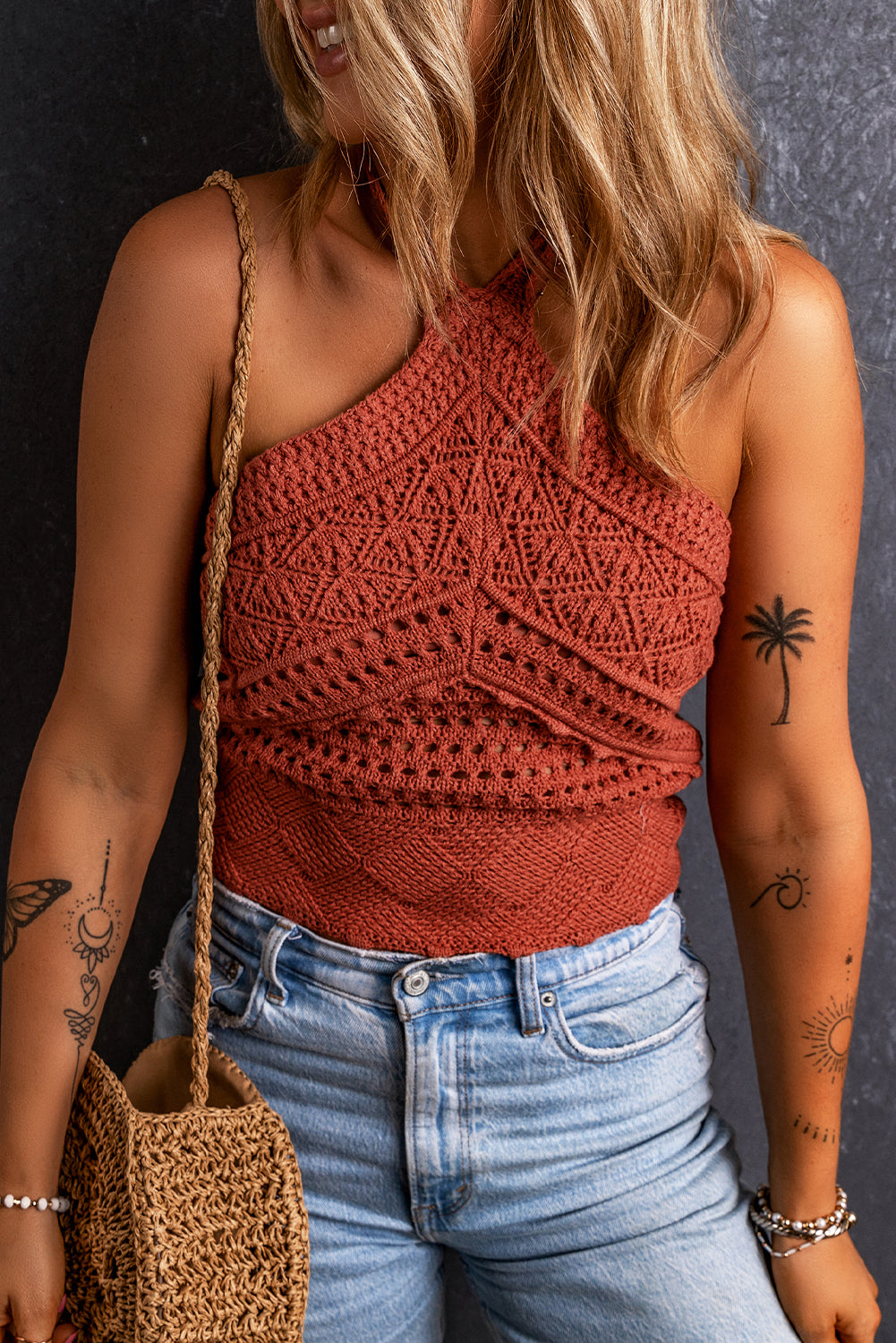 Rotes lehm-strick-häkel-halter-ausschnitt rückenfreies tank-top