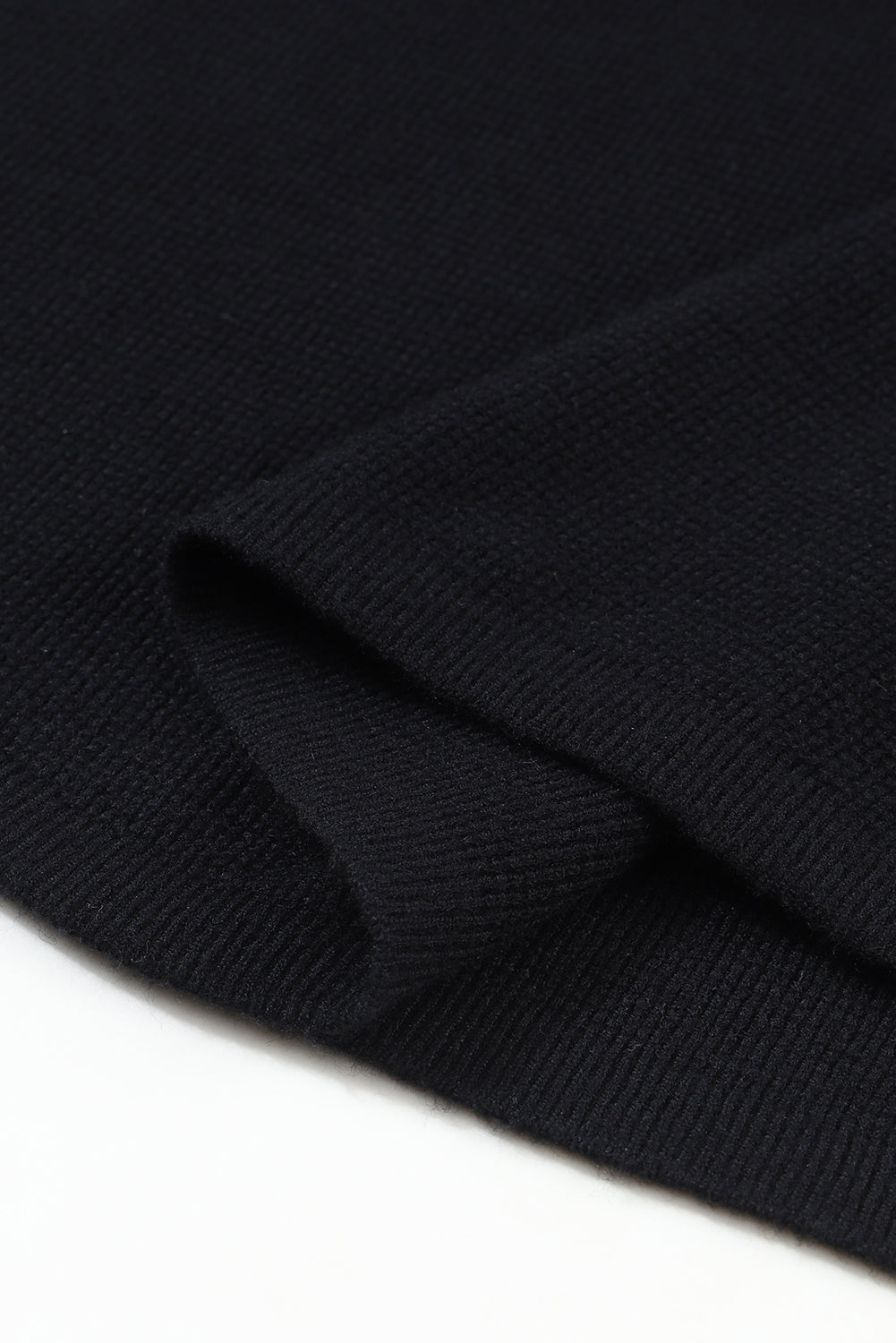 Schwarzer pullover mit gestreiften ärmeln und einfarbigem strick