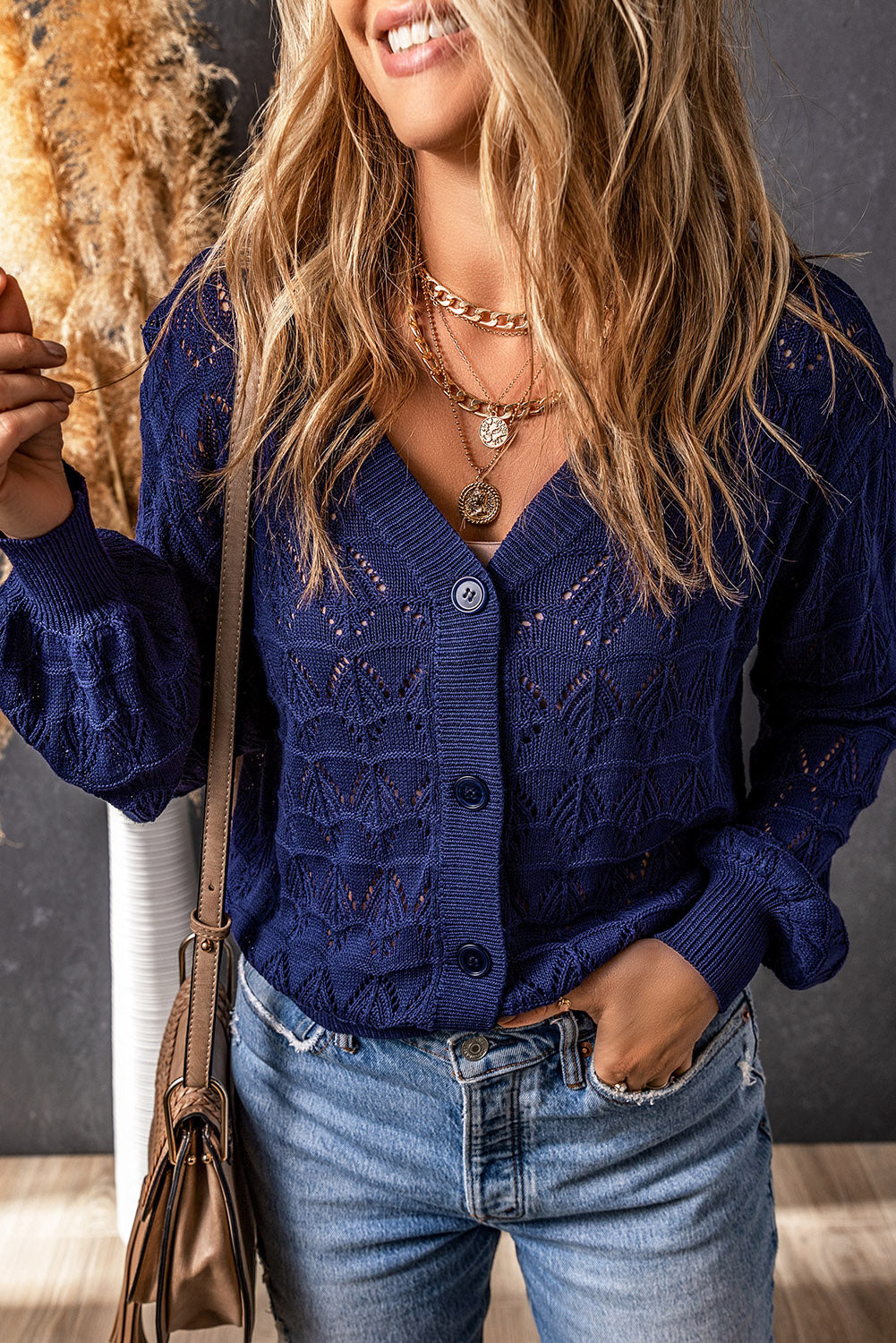 Leichte blaue häkeljacke mit knopfleiste