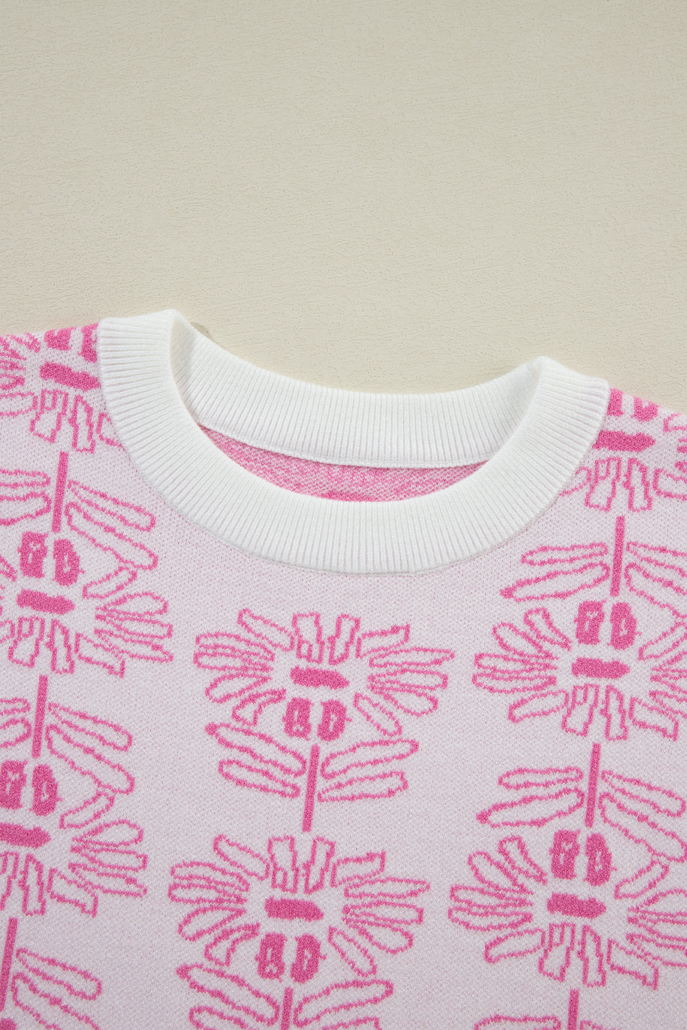 Weißer pullover mit blumenmuster und gerafften kurzen ärmeln