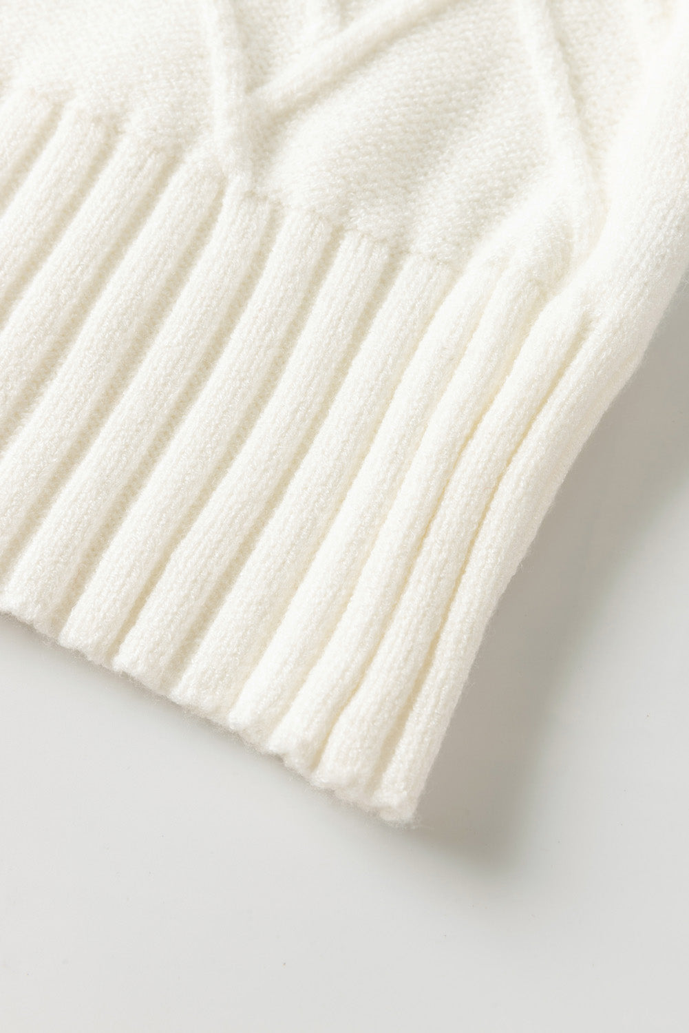 Weißer strukturierter strickpullover mit knopfdekor