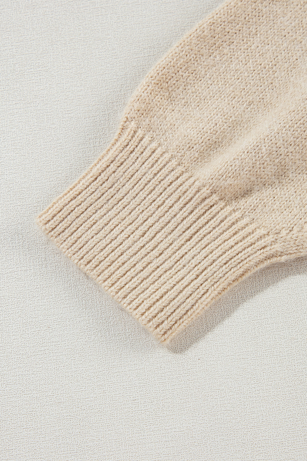 Pergamentfarbener, gehäkelter grobstrick-pullover