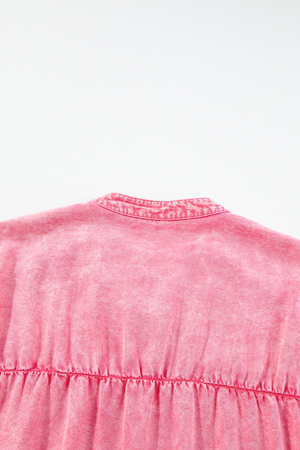 Rosa gerüschtes minikleid aus denim mit kurzen ärmeln und knöpfen