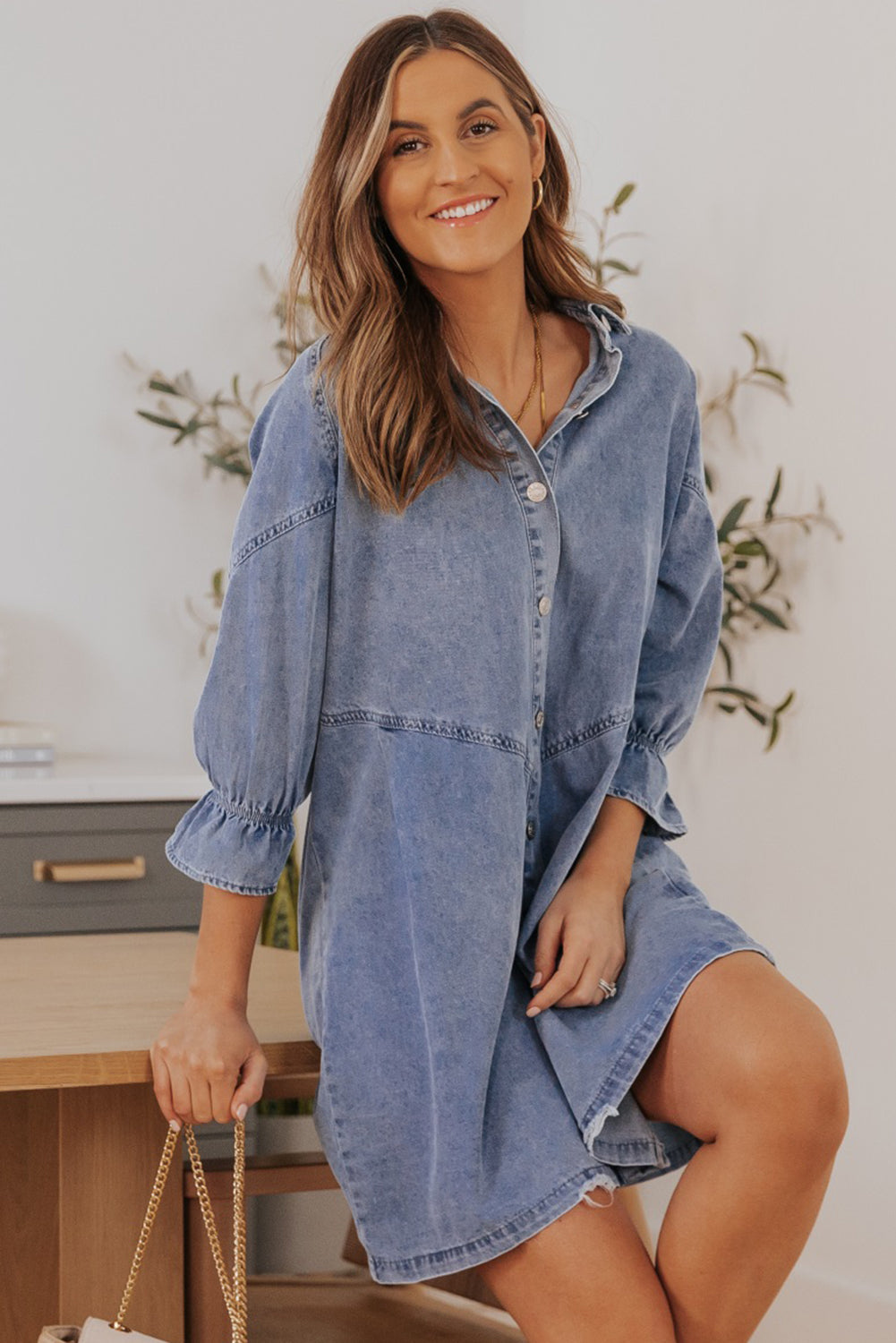 Hemelse blauwe denim mini-jurk met lange mouwen met knopen