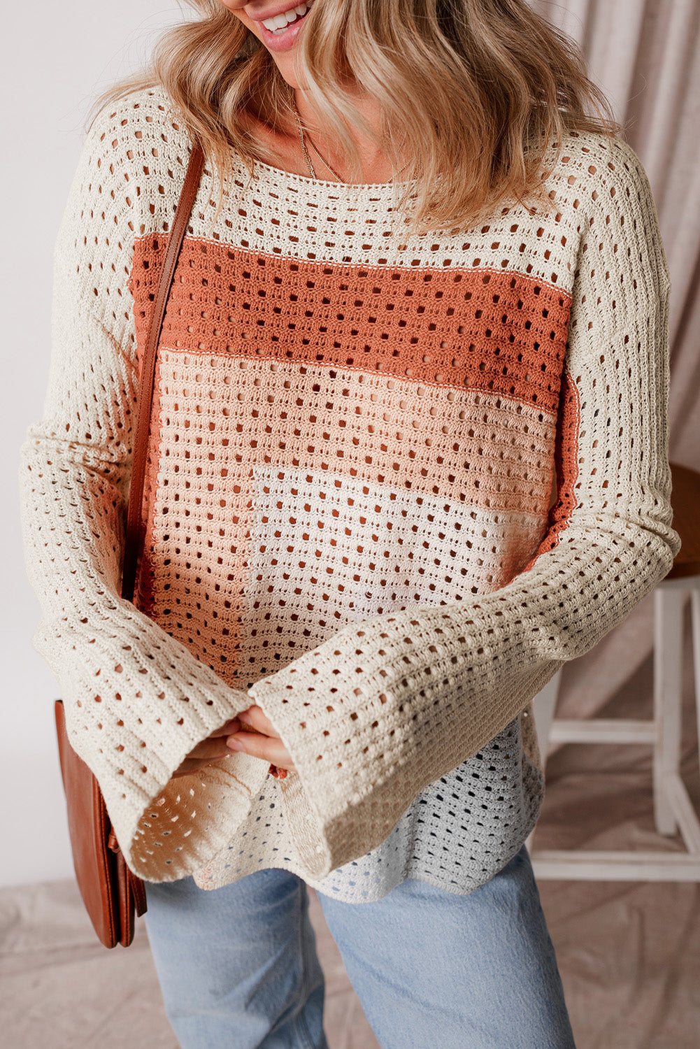 Aprikosenfarbener pointelle-strick-baggy-pullover mit farbblockmuster