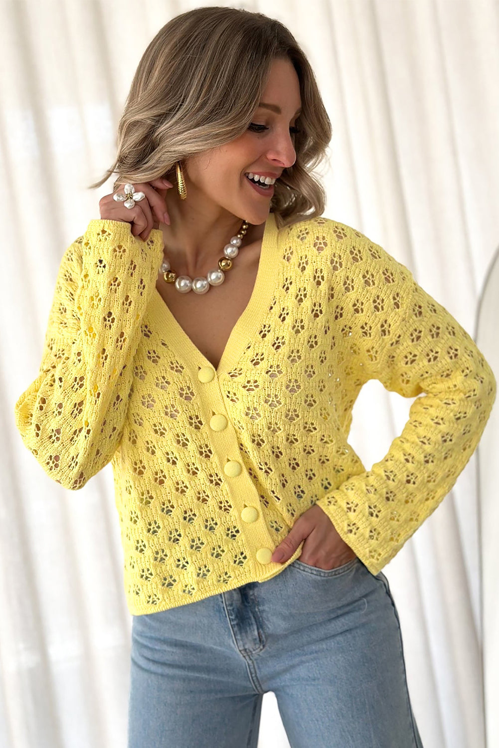 Gelber pointelle-strickpullover mit v-ausschnitt strickjacke