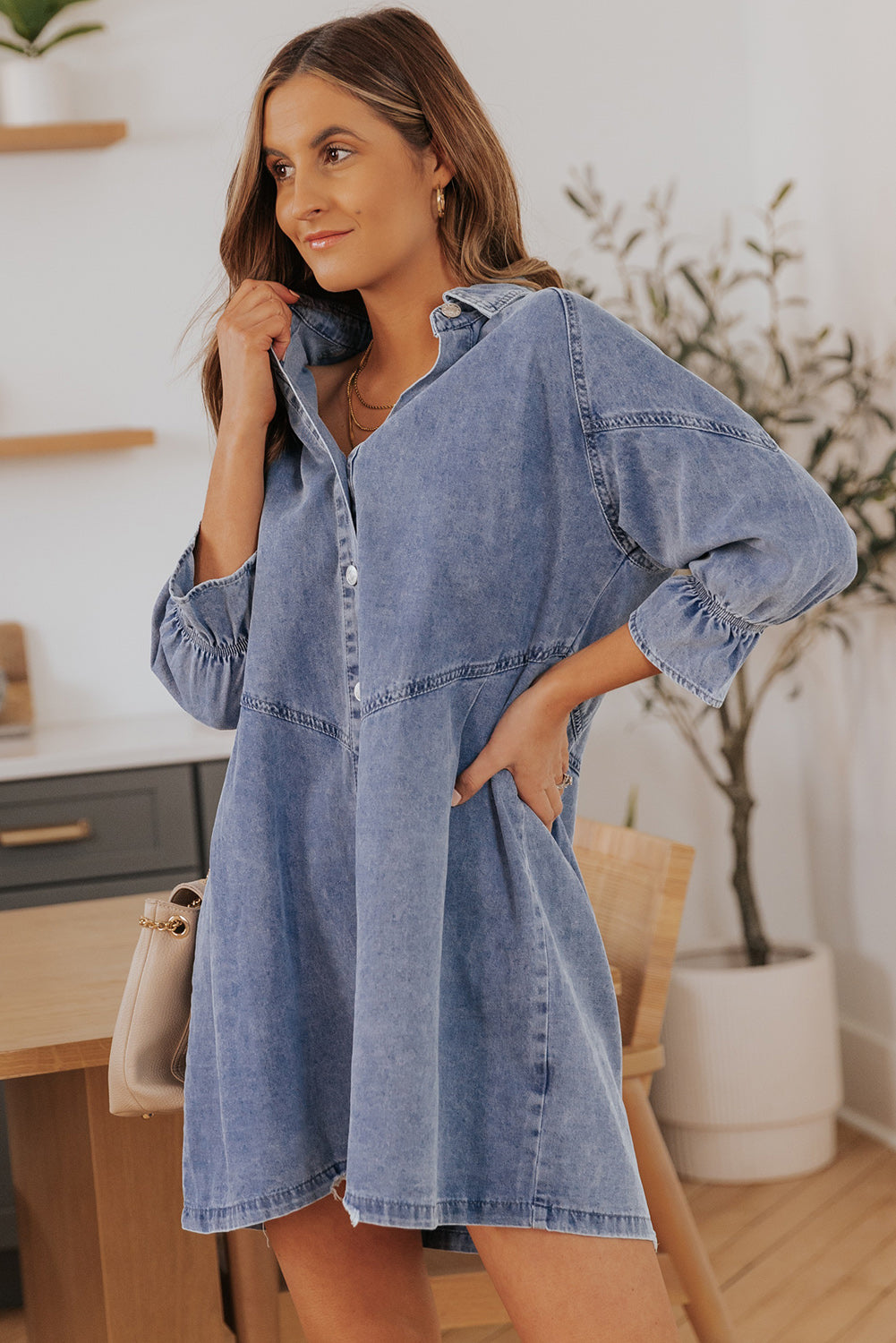 Hemelse blauwe denim mini-jurk met lange mouwen met knopen