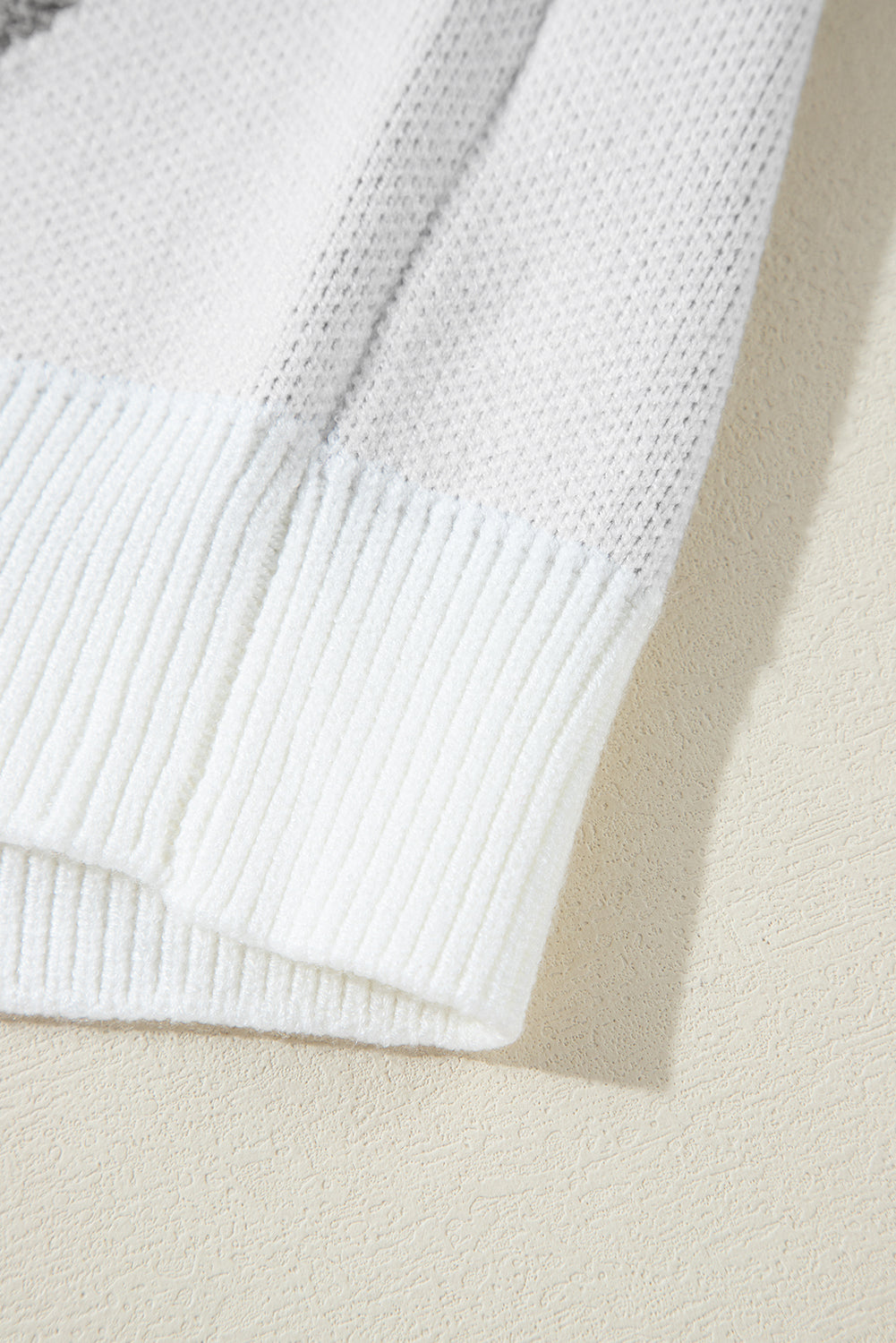Weißer kontrast-blumen-halb-reißverschluss-pullover mit stehkragen