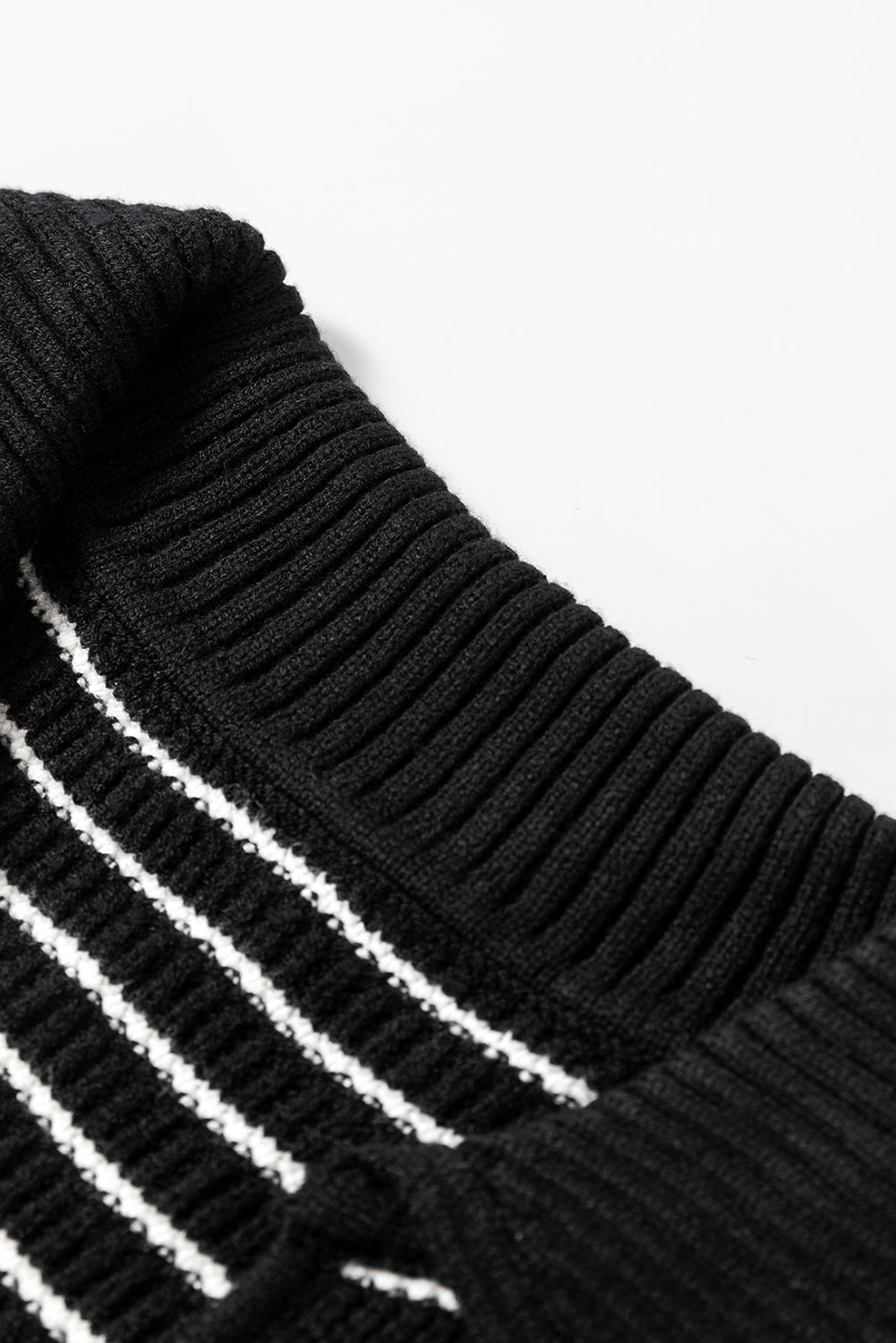 Schwarz gestreiftes pullover-tank-top mit v-ausschnitt