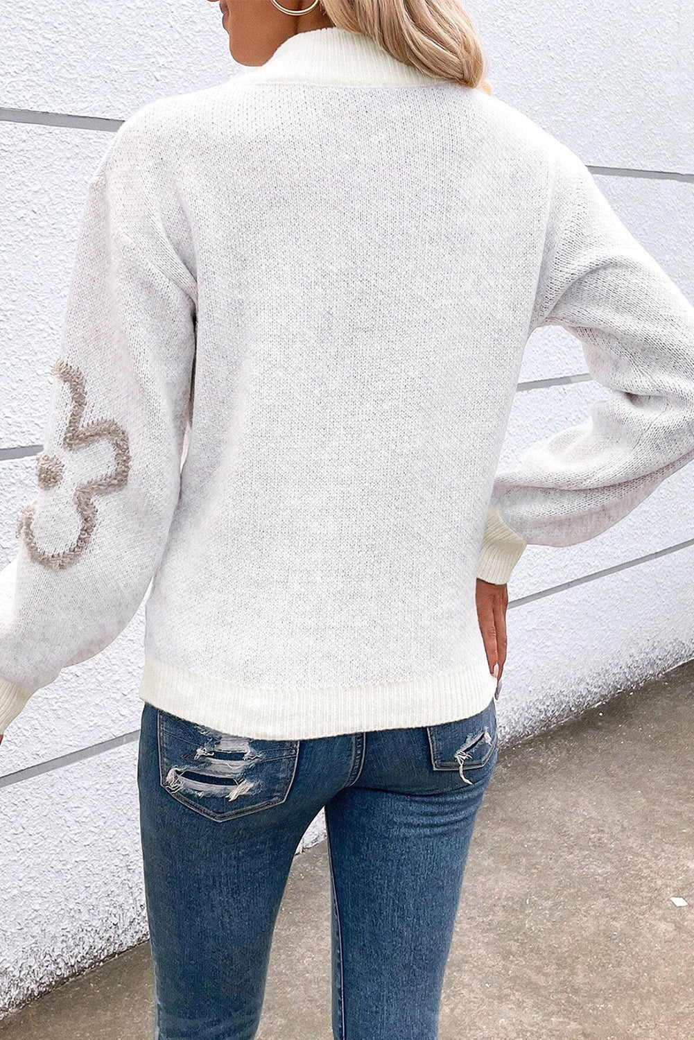 Weißer kontrast-blumen-halb-reißverschluss-pullover mit stehkragen
