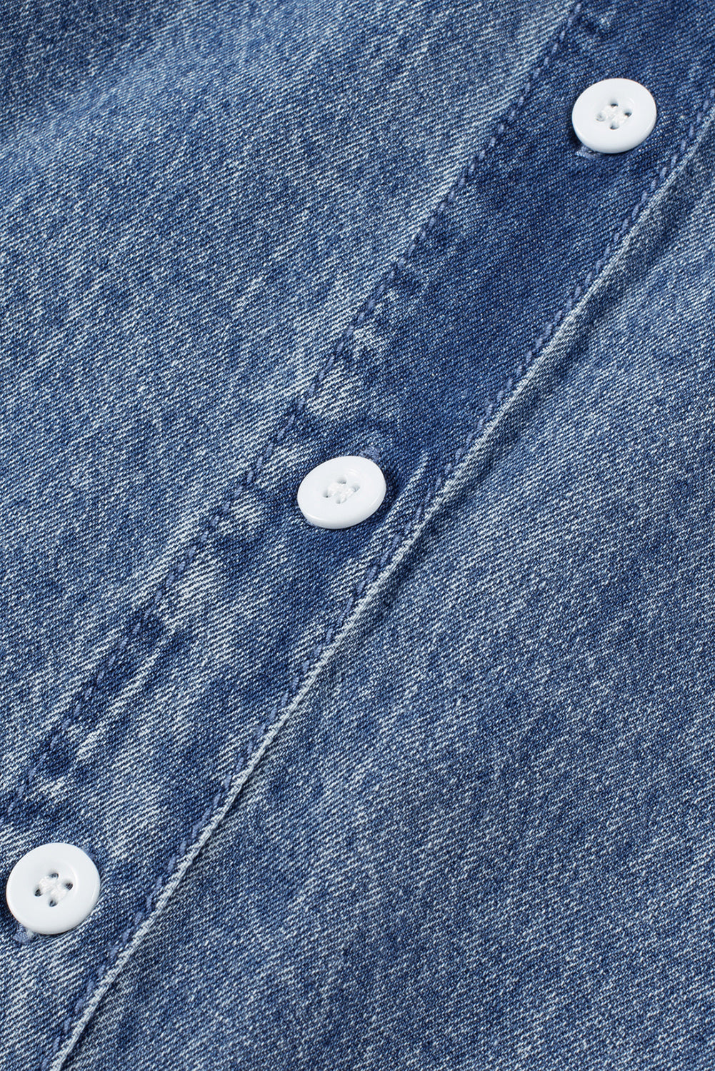 Blaue mineralwaschung ärmelbündchen mit ausgefranstem saum denim-kleid