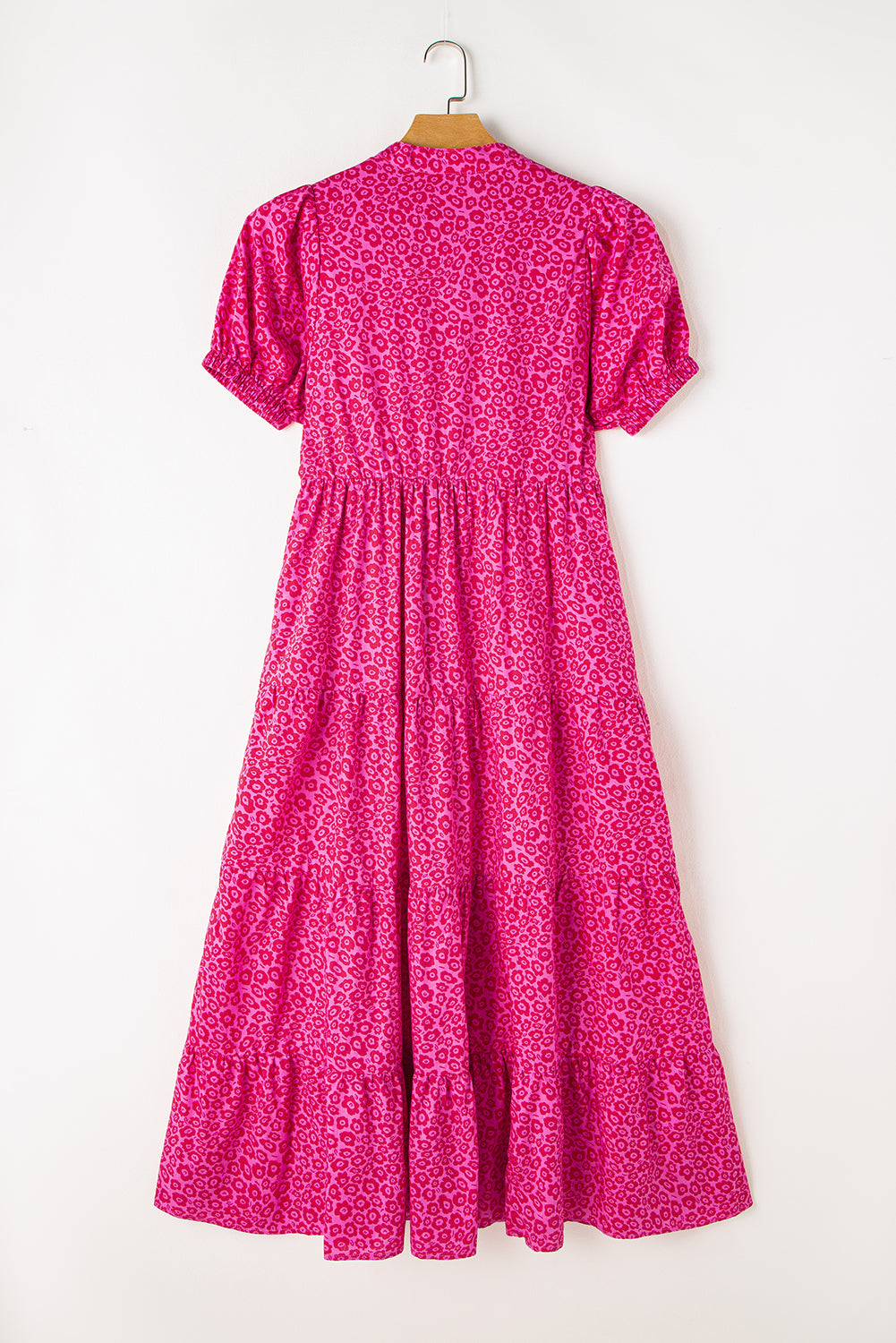 Rosenrotes blumenkleid mit puffärmeln und gestuftem maxikleid