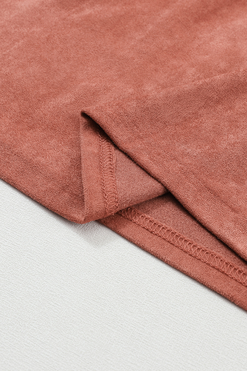 Bruine suede jurk met vierkante halslijn en gepofte mouwen