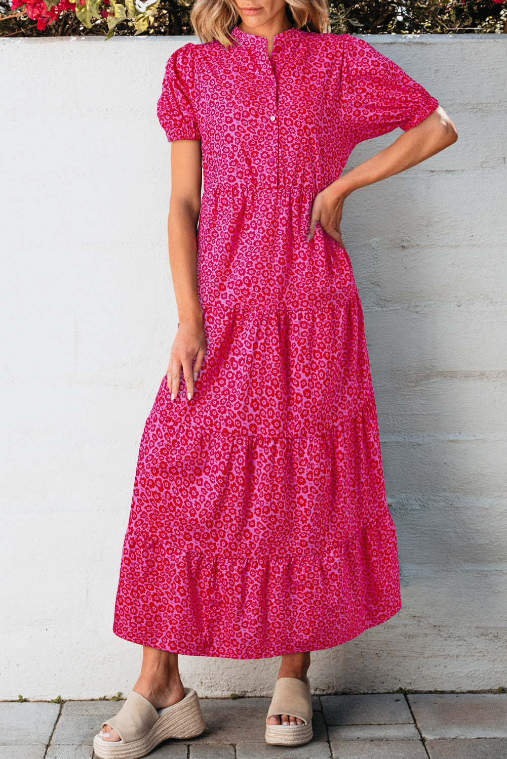 Rosenrotes blumenkleid mit puffärmeln und gestuftem maxikleid