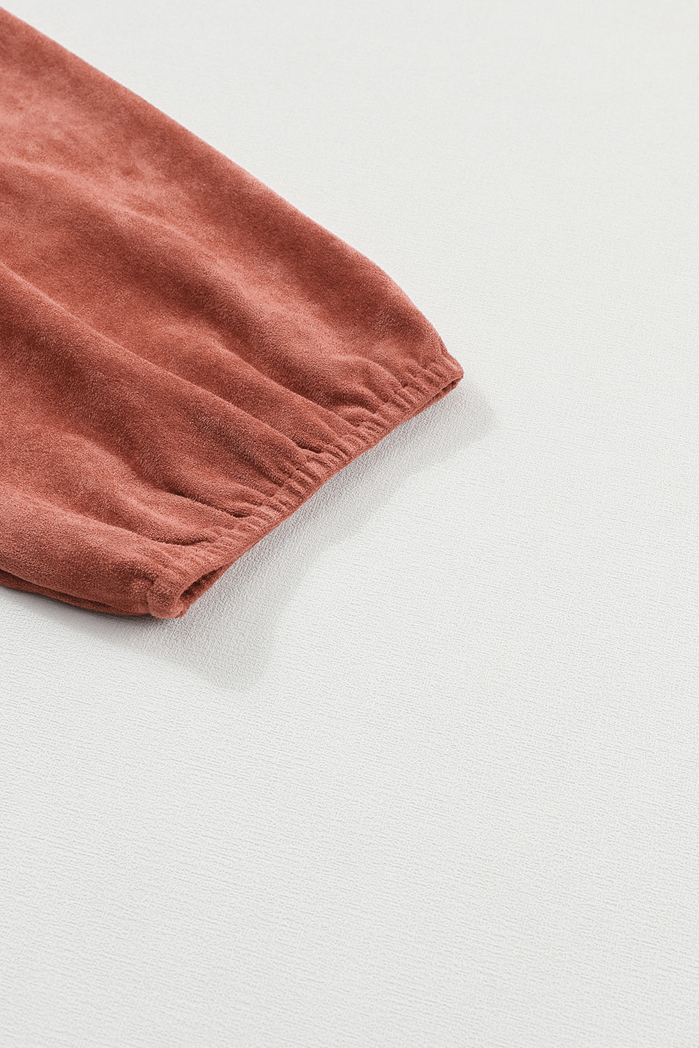 Bruine suede jurk met vierkante halslijn en gepofte mouwen