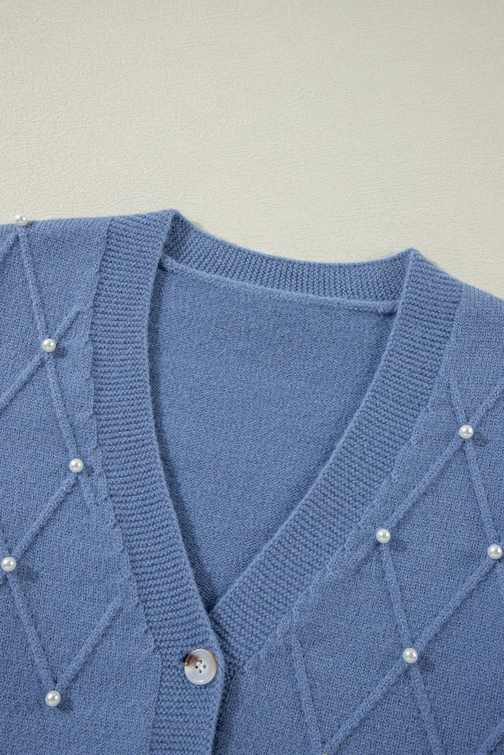 Myosotis texturierte strickjacke mit perlen und knopfleiste