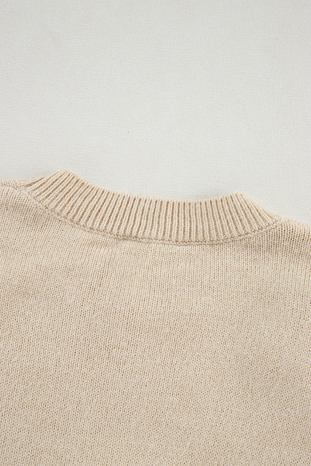 Pergamentfarbener, gehäkelter grobstrick-pullover