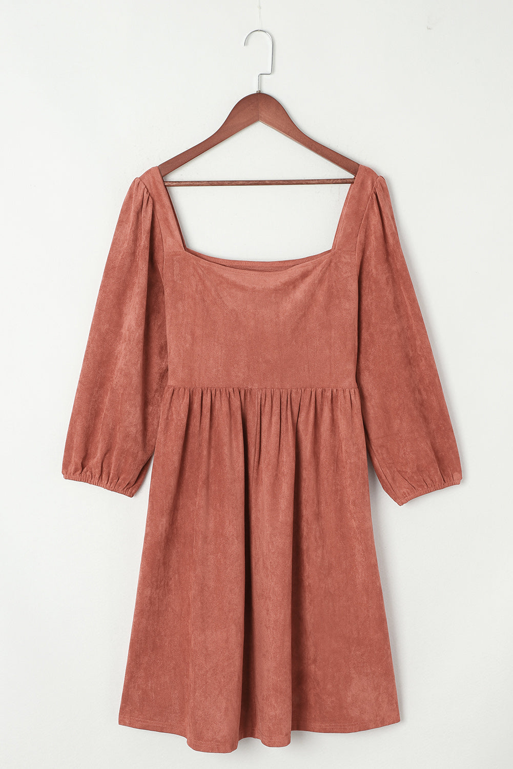 Bruine suede jurk met vierkante halslijn en gepofte mouwen