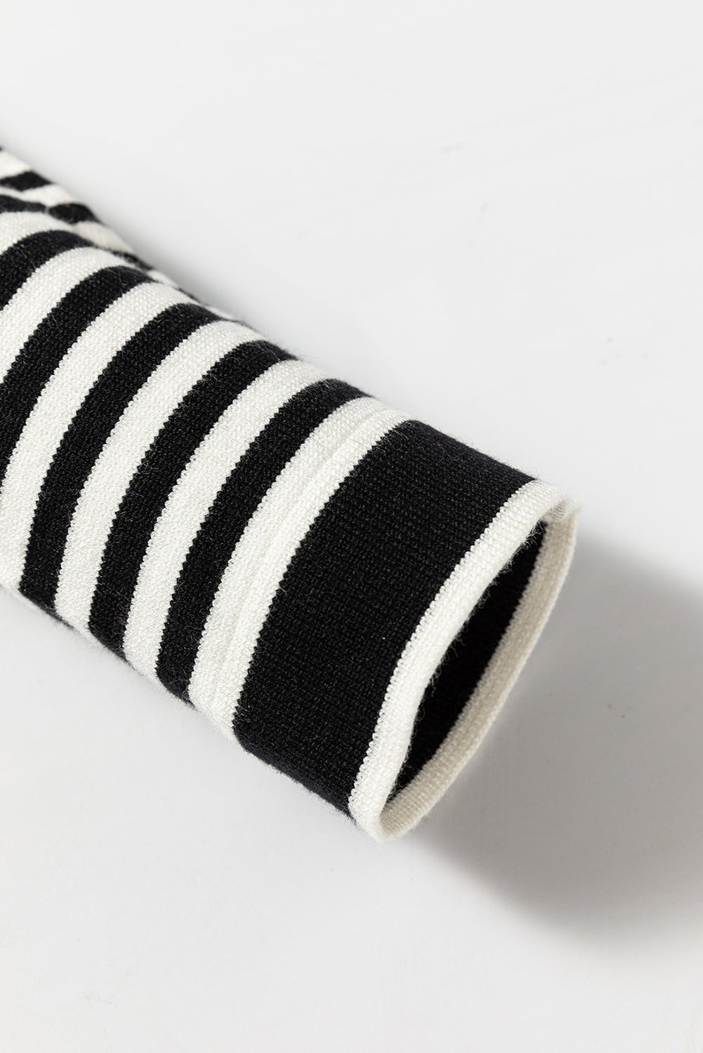 Schwarz gestreifte langarm-tunika-strickjacke