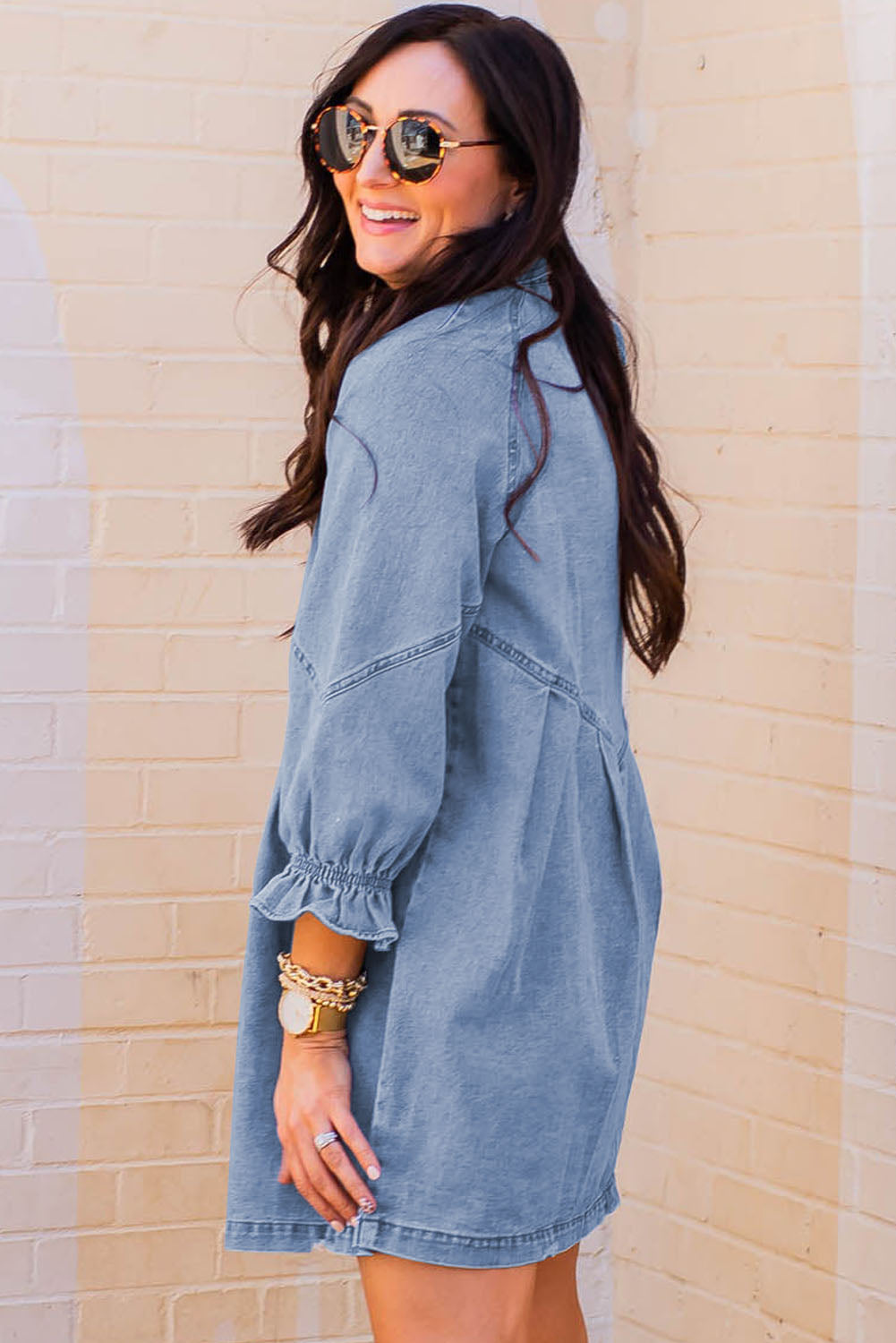 Hemelse blauwe denim mini-jurk met lange mouwen met knopen