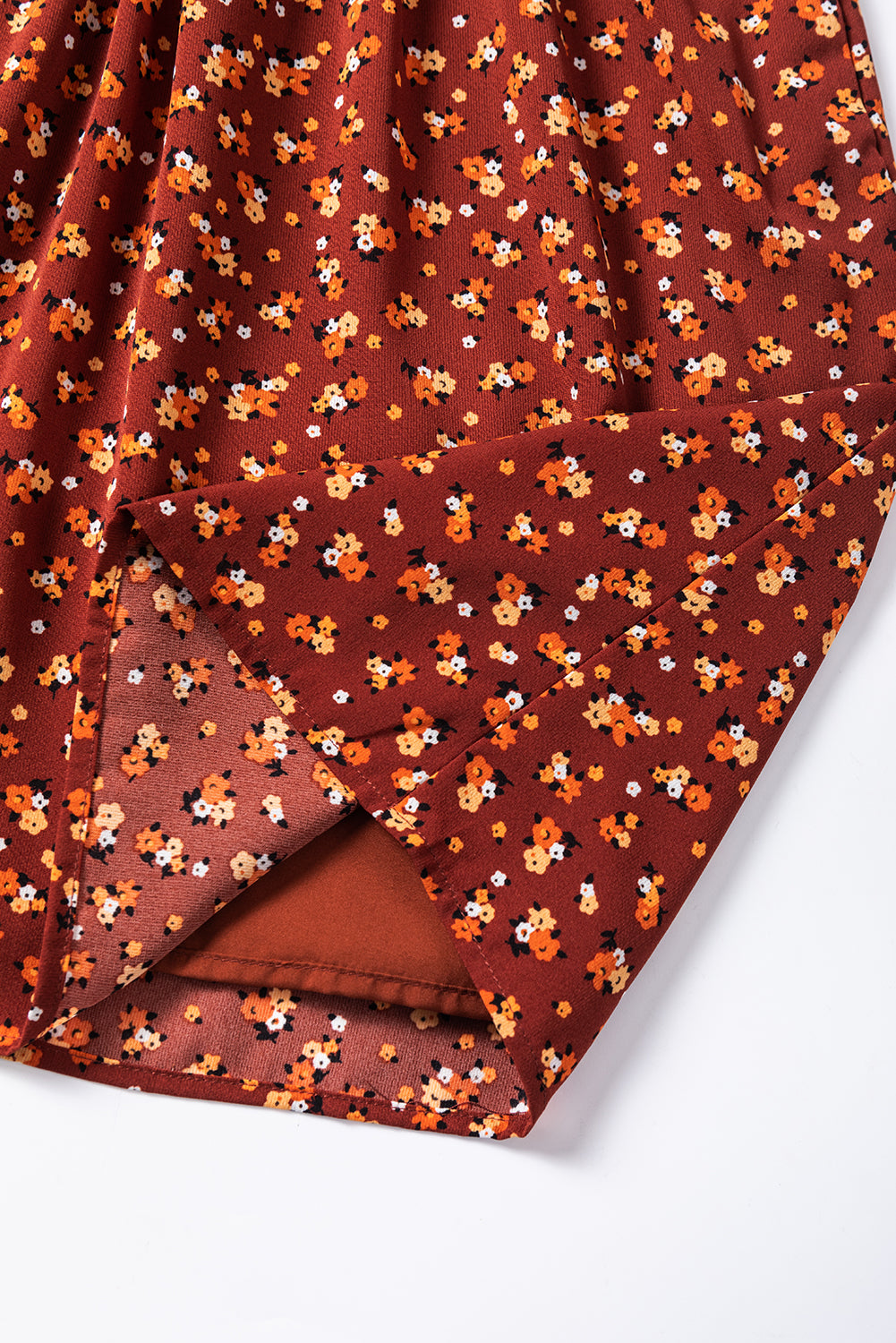 Bruine bloemed mini -jurk met een bestormde top