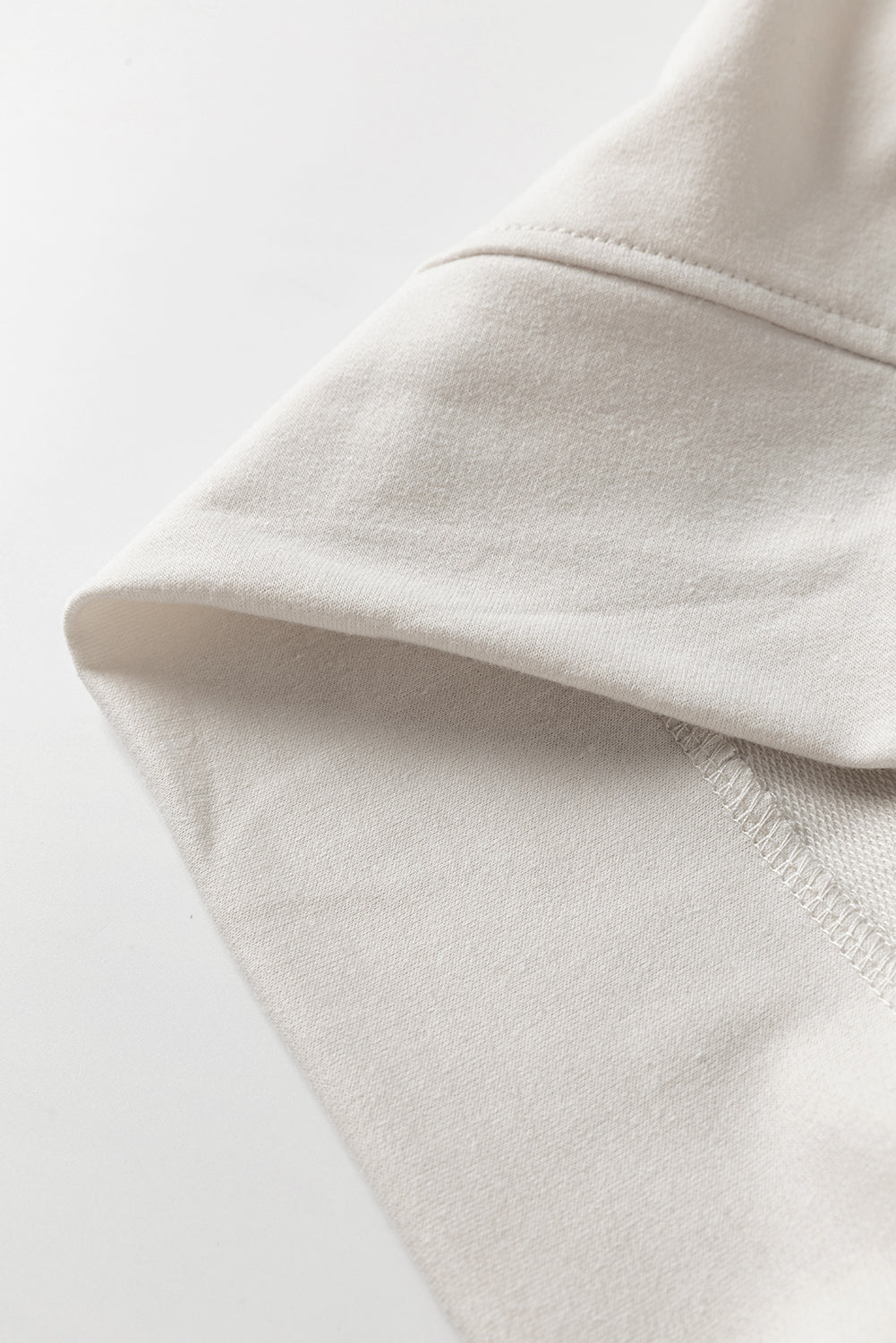 Khakifarbenes t-shirt-kleid mit kalten schultern und schlitzen