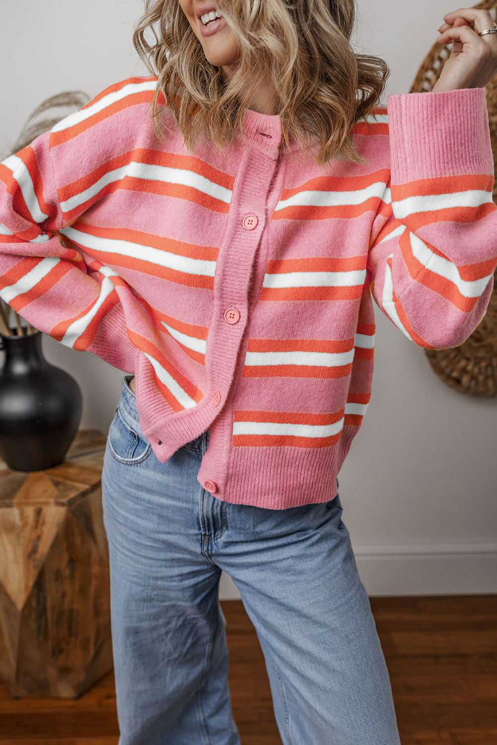 Rosa gestreifter strickpullover mit schulterknöpfen