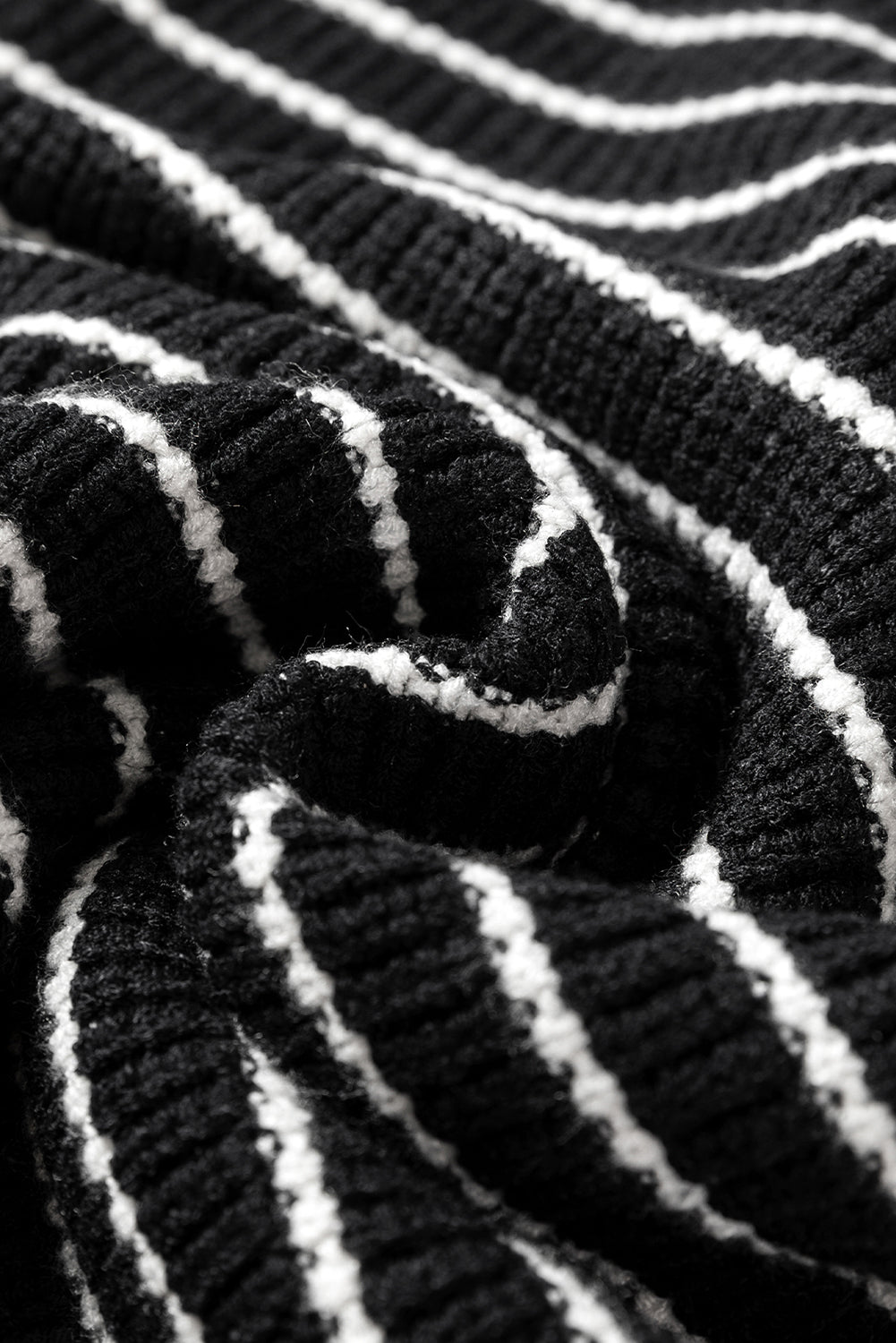 Schwarz gestreiftes pullover-tank-top mit v-ausschnitt
