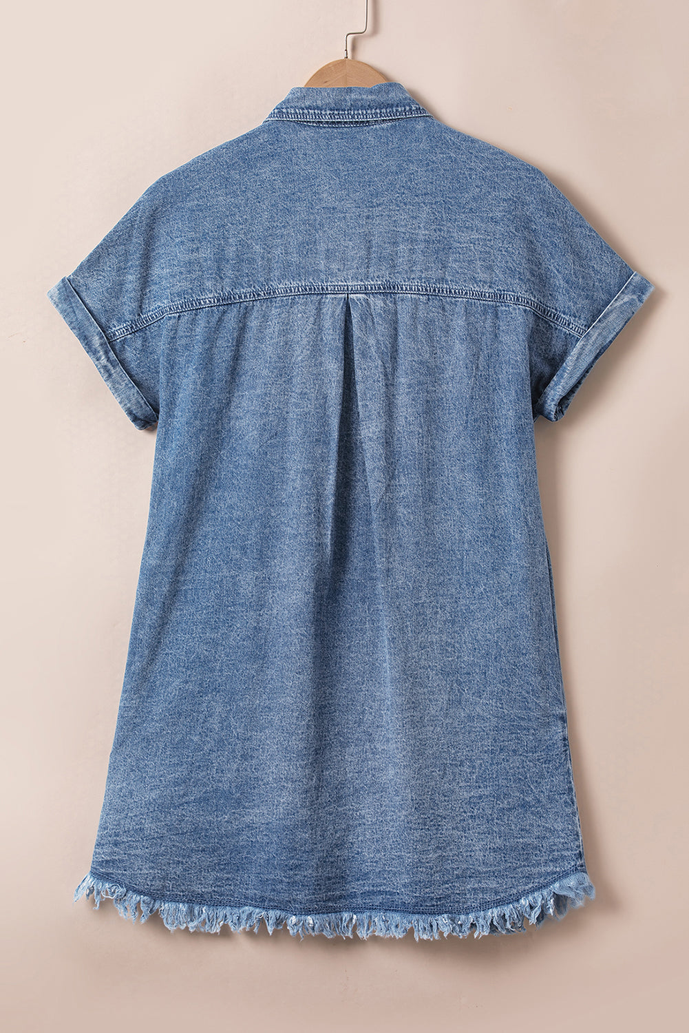 Blaue mineralwaschung ärmelbündchen mit ausgefranstem saum denim-kleid