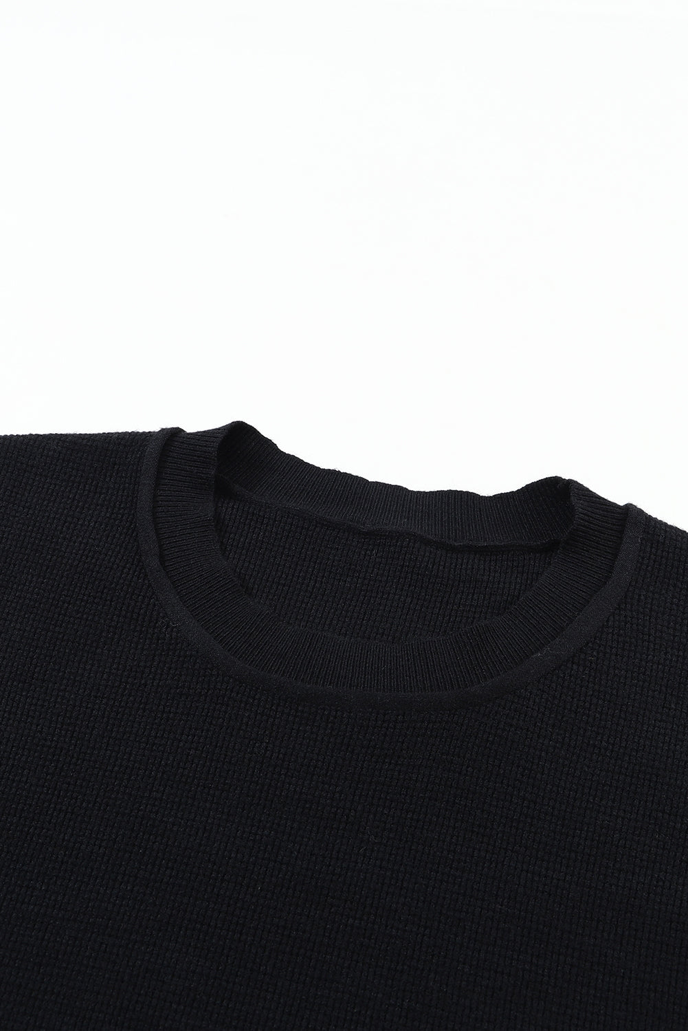 Schwarzer pullover mit gestreiften ärmeln und einfarbigem strick