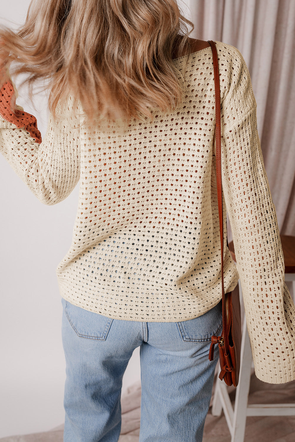 Aprikosenfarbener pointelle-strick-baggy-pullover mit farbblockmuster