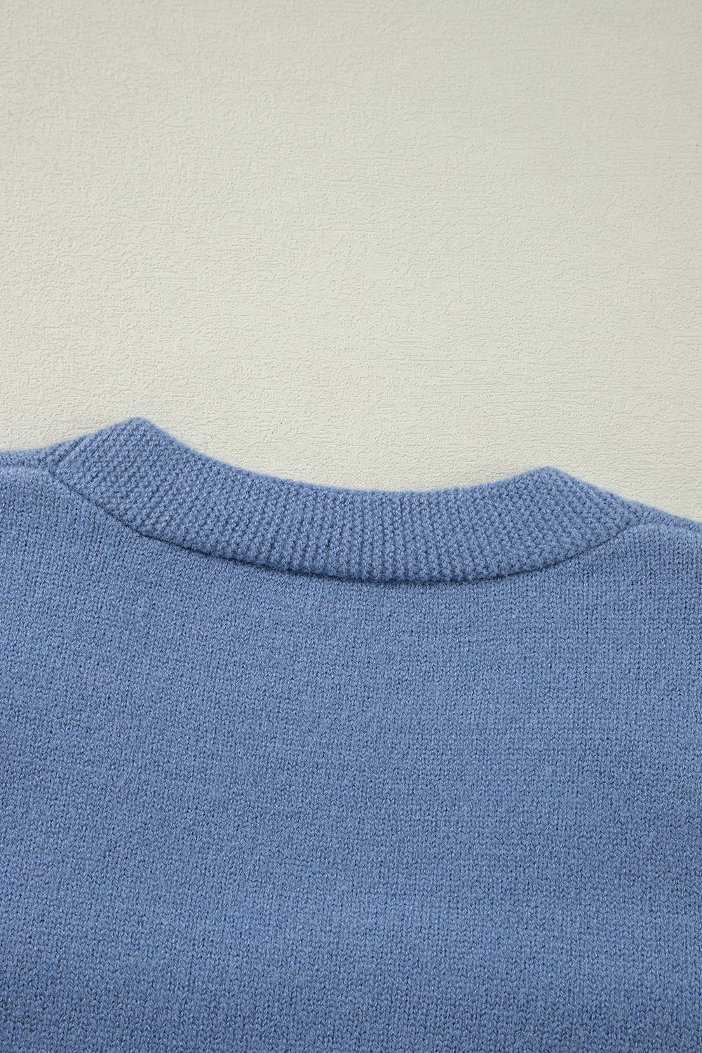 Myosotis texturierte strickjacke mit perlen und knopfleiste