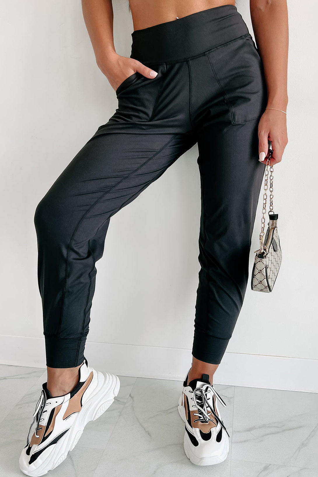 Schwarze jogginghose mit hoher taille und offener naht