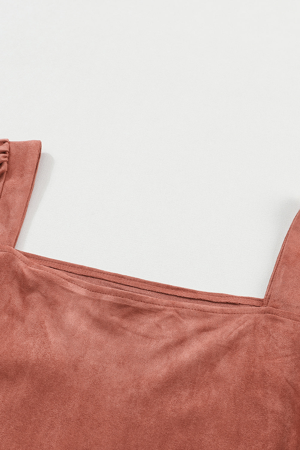 Bruine suede jurk met vierkante halslijn en gepofte mouwen